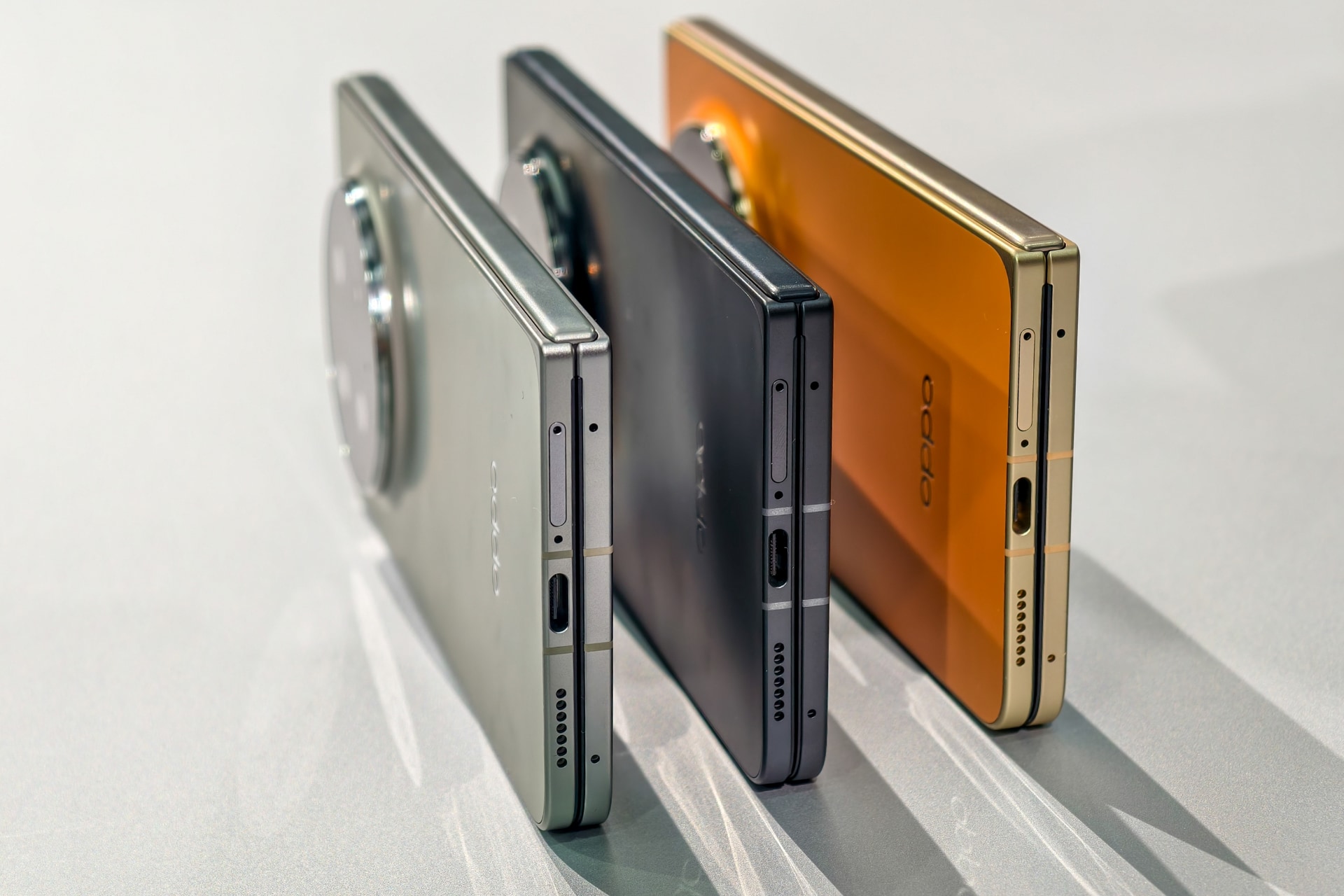 左からステラチタニウム、ブラック（中国限定）、ブロッサムオレンジ