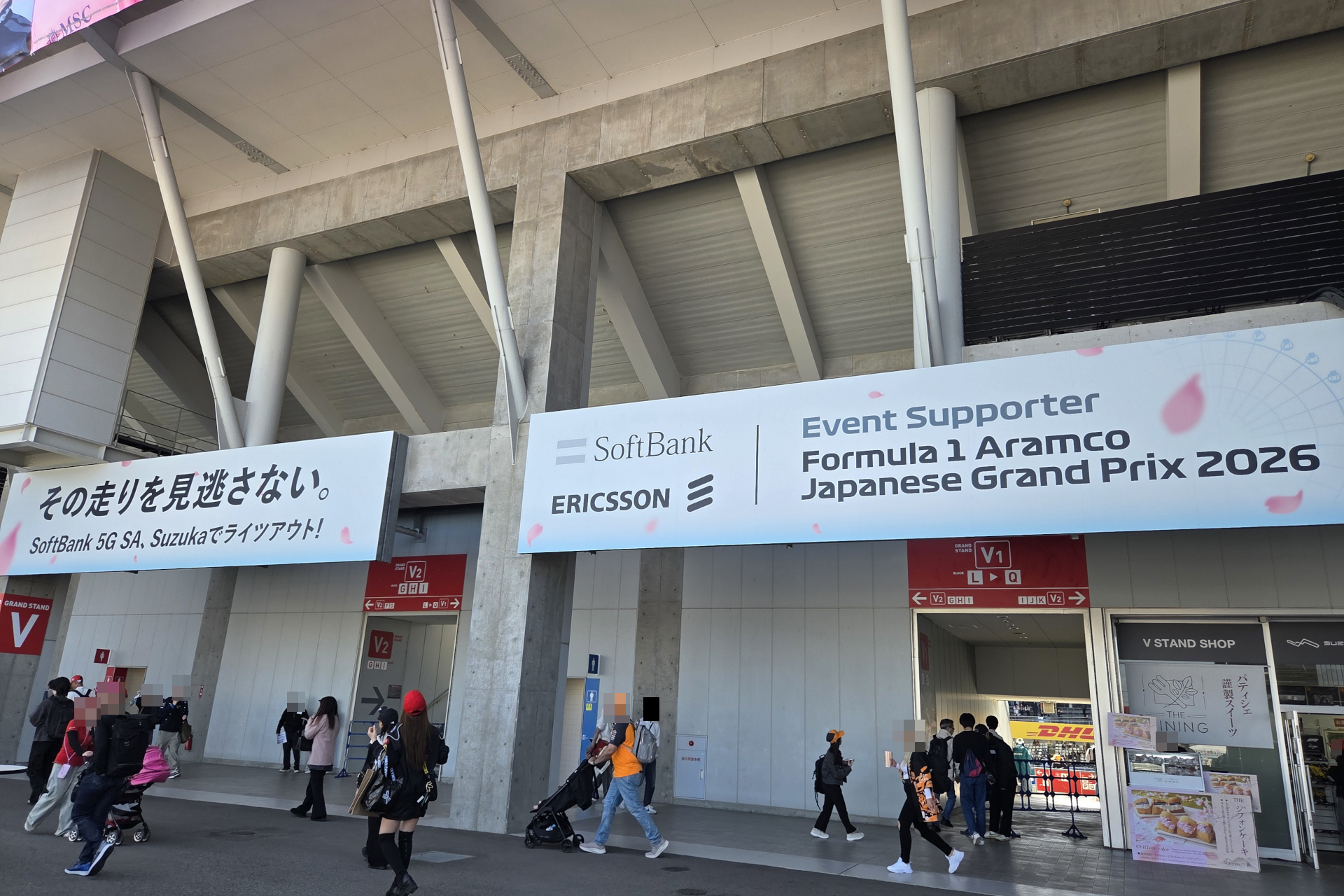 グランドスタンド裏には両社の看板も設置されている