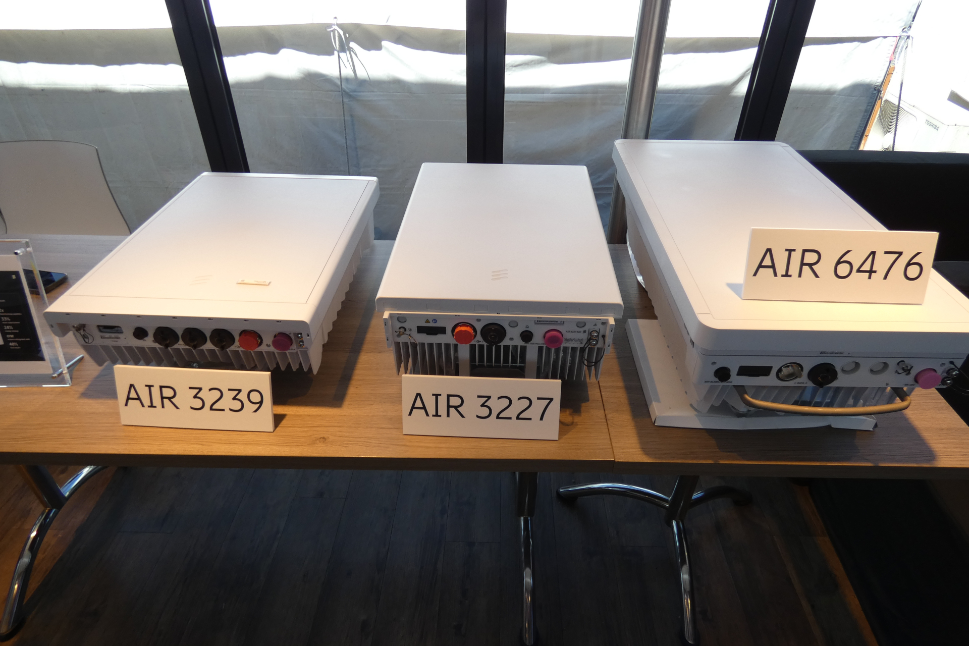 従来は「AIR3239」と「AIR3227」を組み合わせて使っていたが、今年から3 band Massive MIMO対応の「AIR6476」に集約
