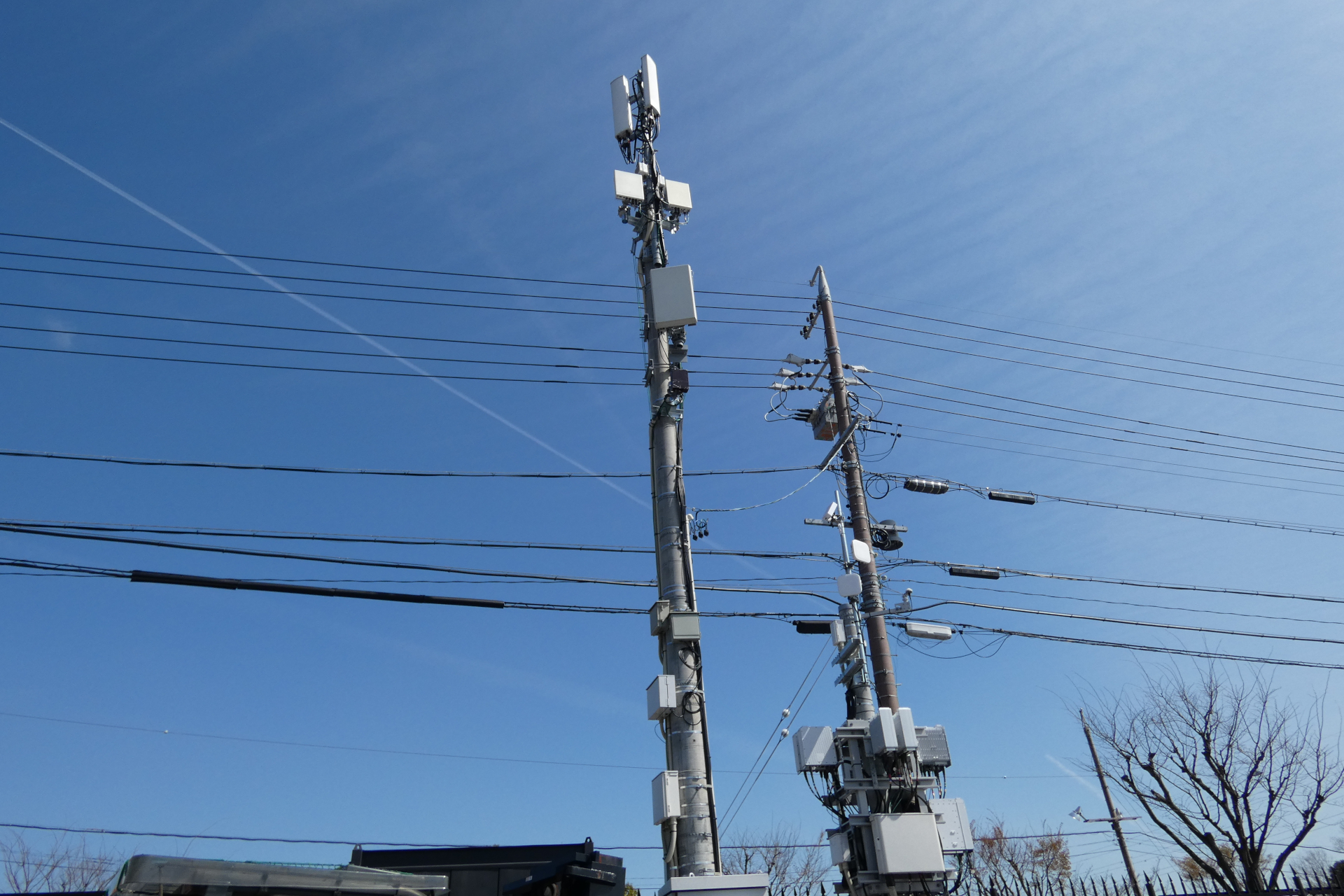 背の高い基地局（左）と背の低いCPE＋Wi-Fi設備（右）
