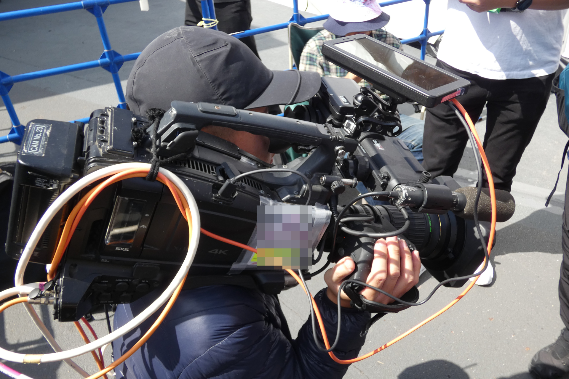 上部に5G SA対応のトランスミッターを装着したテレビカメラ