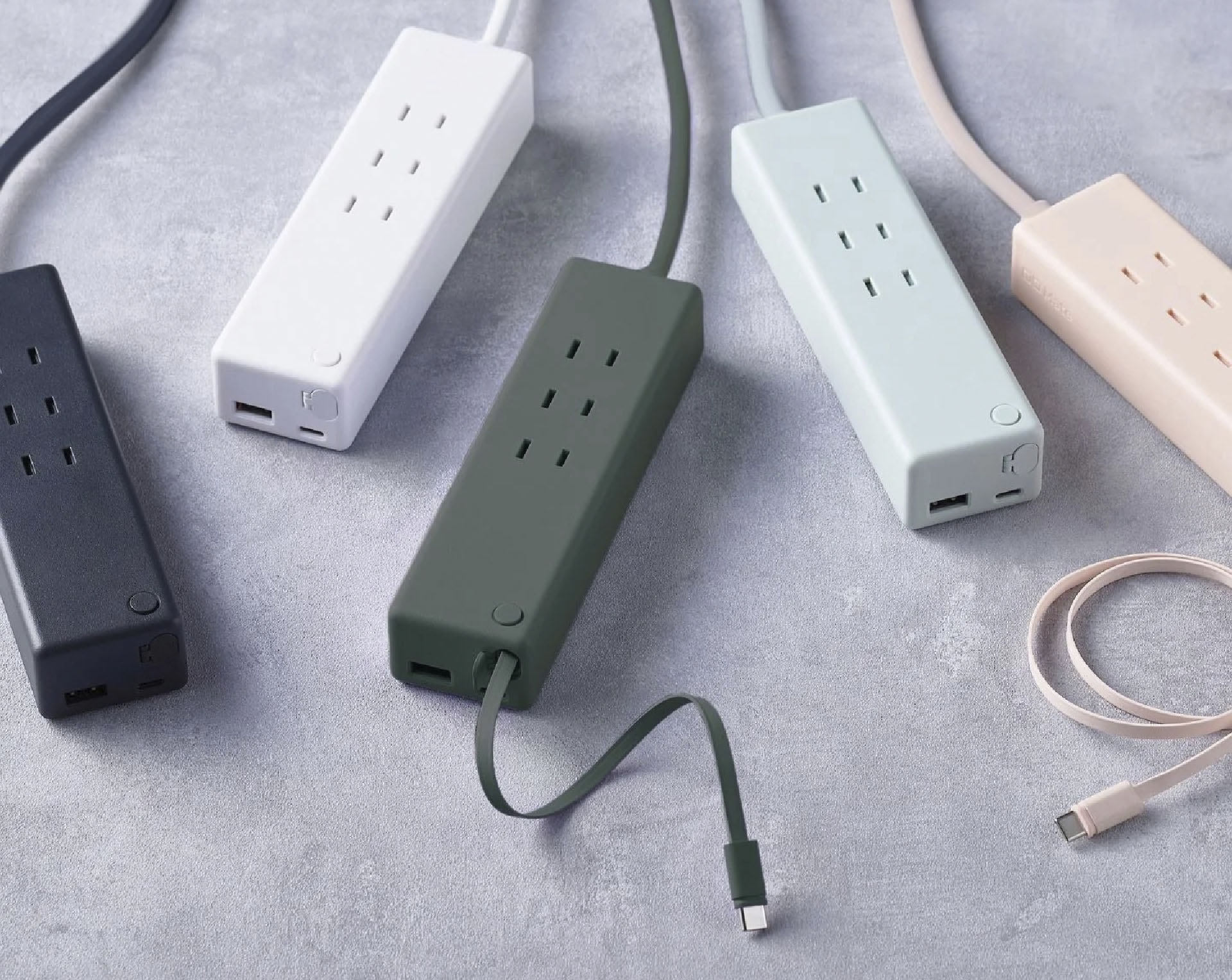 こちらもCIO Mateブランドで、USB充電器を内蔵したマルチタップ<a href="https://cio-mate.com/products/tap-002/" class="strong b">「Tap002」</a>。USB-Cケーブルはコードリール式（巻き取り式）。ポートはコンセント×3、USB-C×2、USB-A×1を装備。メーカー希望小売価格は3980円。