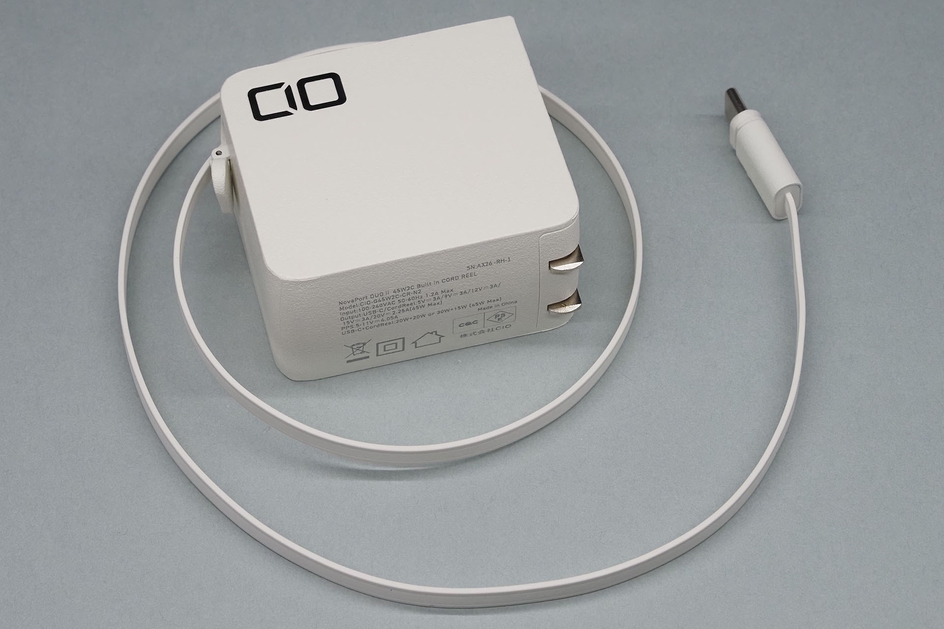 USB Type-C×2ポートのうち1ポートはコードリール式（巻き取り式）のUSB-Cケーブルとなっている。ケーブル長は65cm。ケーブル/端子は本体内に完璧に収納されて扱いやすいフタまで付いている。