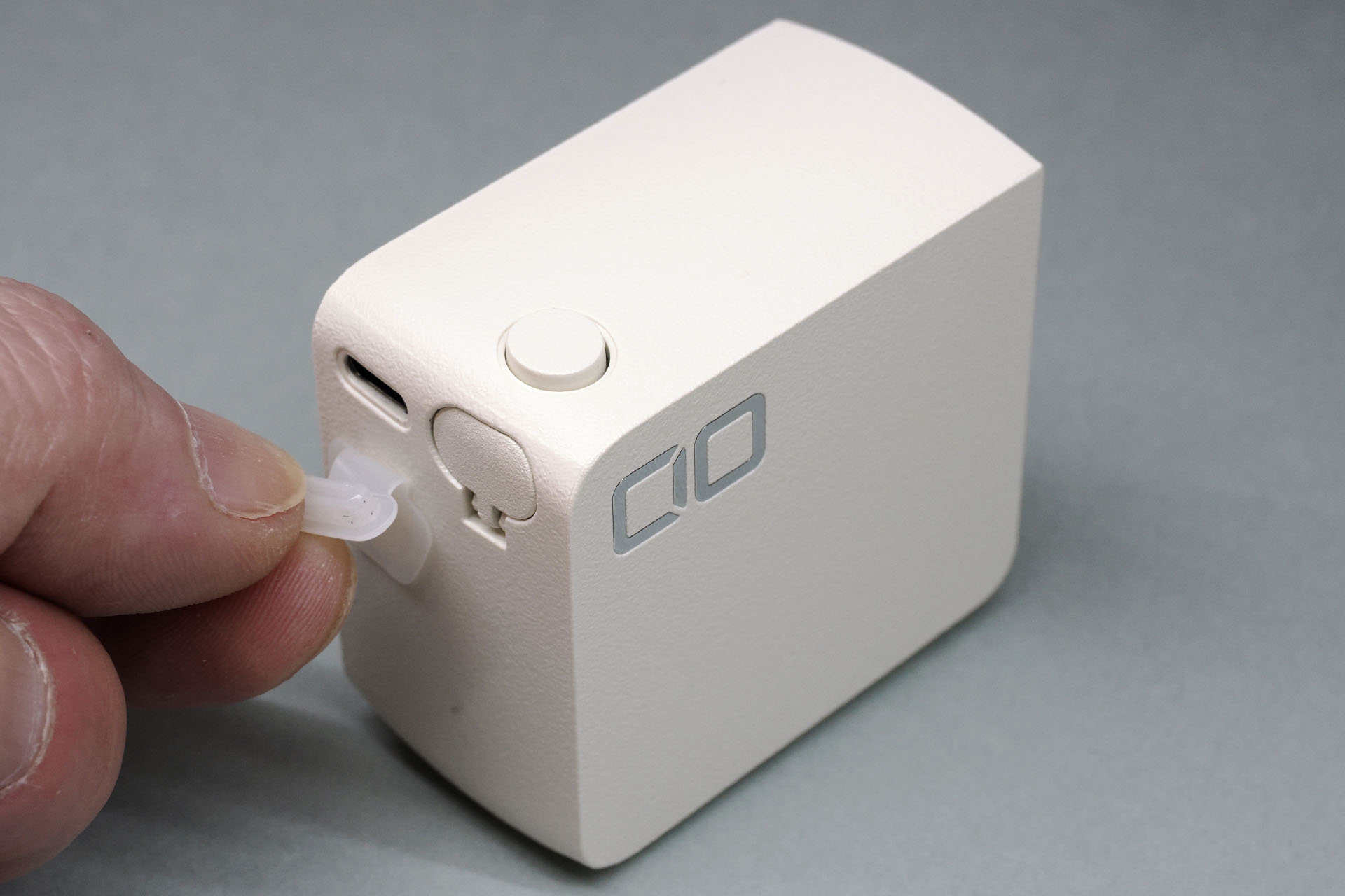 使用頻度が低いUSB-Cポートはスマートフォン用端子カバーで保護している。