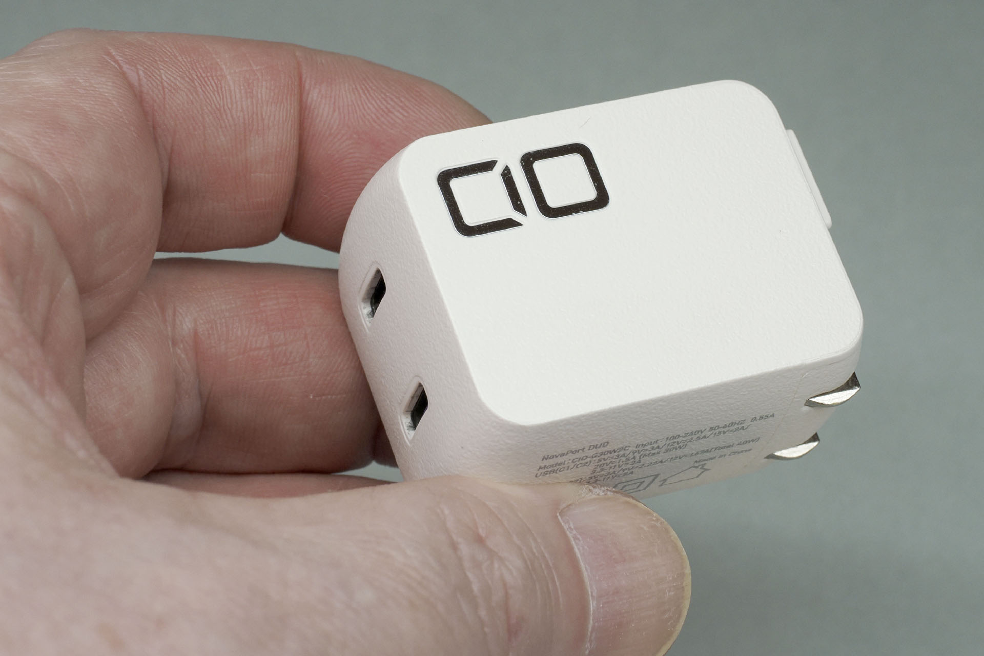 CIO「NovaPort DUO 30W」は手のひらサイズの40W出力USB充電器。プラグは折りたたみ式でポケットに入れても邪魔にならない携帯性の良さがグレイトであった。が、現在は廃番品となっている。ちなみに現行品CIO<a href="https://connectinternationalone.co.jp/search/NovaPort" class="strong b">「NovaPort」シリーズUSB充電器</a>にも、こういうサイズの製品があるので興味があればチェックしてみてほしい。
