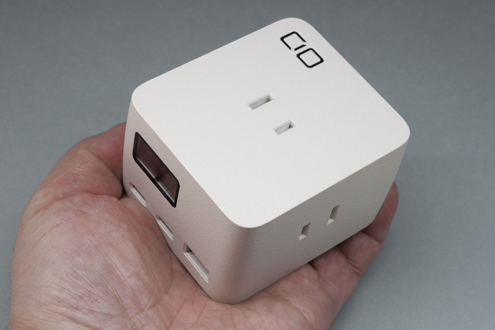 本体サイズは約76.5×66.8×49mmで重さは約228g（付属ACケーブル除く）。嵩張り感と重さは「コンビニのおにぎり×2個」みたいな感じ。このくらいのサイズ・重量なら出張などに携行するのも苦にならない。