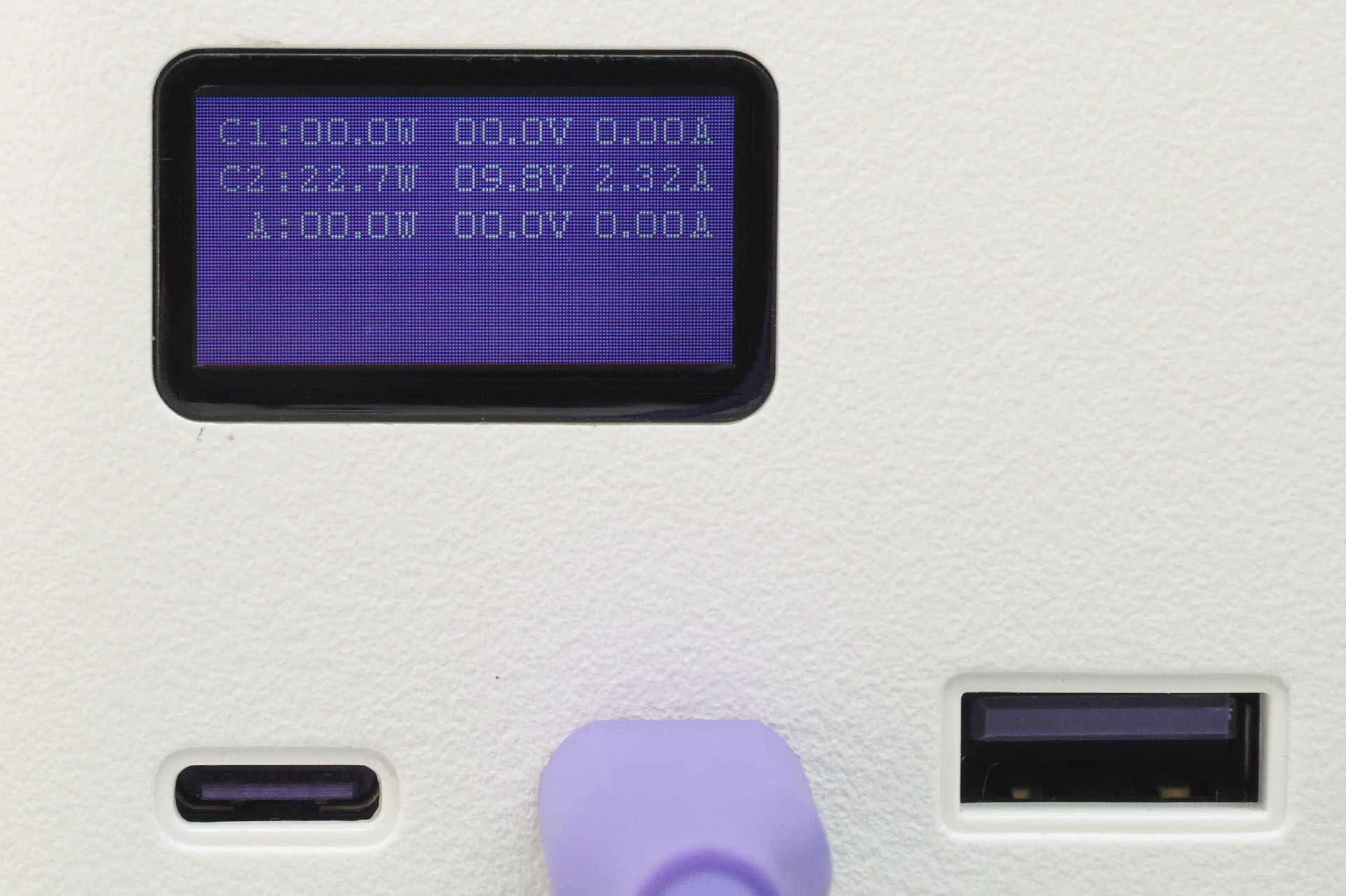 3つのUSBポートからの出力状況をリアルタイムで数値表示するディスプレイを内蔵している。表示は小さめだが実用的。
