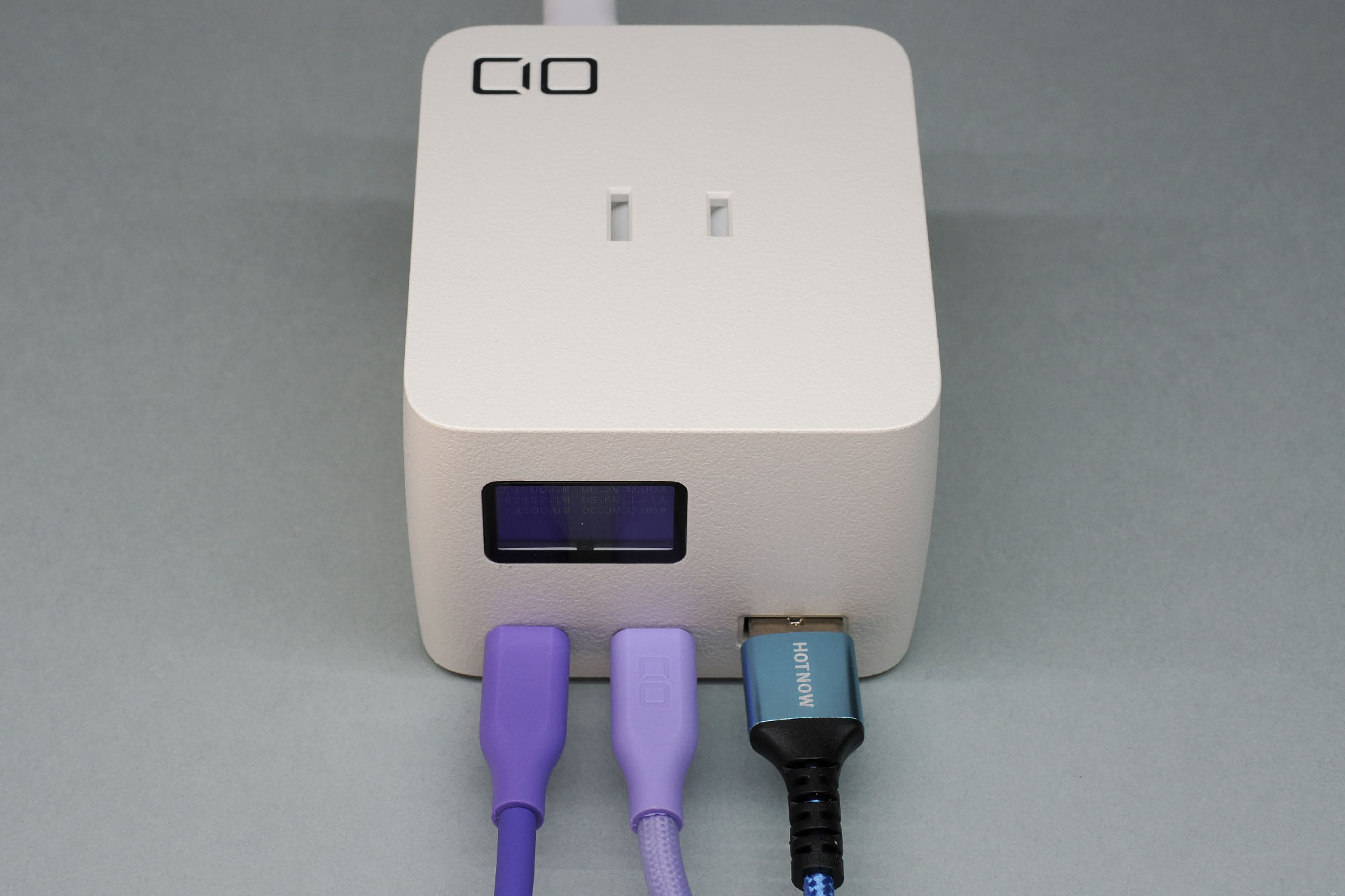 3つのUSBポートで3台のデバイスを同時に充電できる。まあフツーに便利。