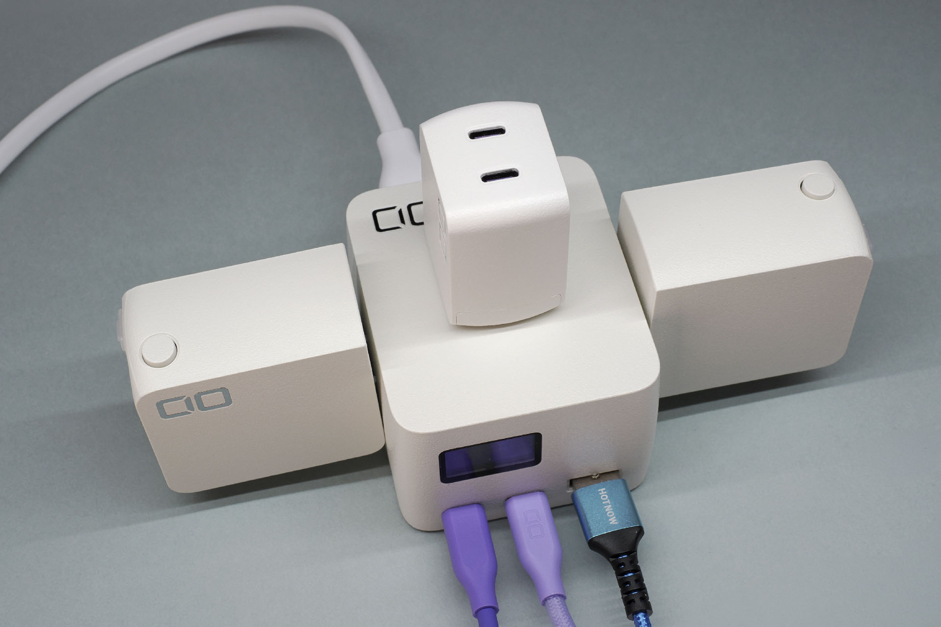 直挿しのACアダプター類を3個同時につないでも使える。写真は参考用にUSB充電器×3をつないでいるが、PC用ACアダプターとか、デジカメバッテリー用充電器とか、そういうのを同時につなげるのが便利。