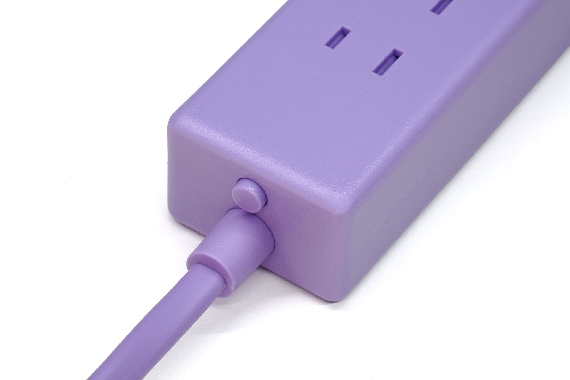 ACケーブルは固定式。一括で電源をオフにするスイッチ付き。