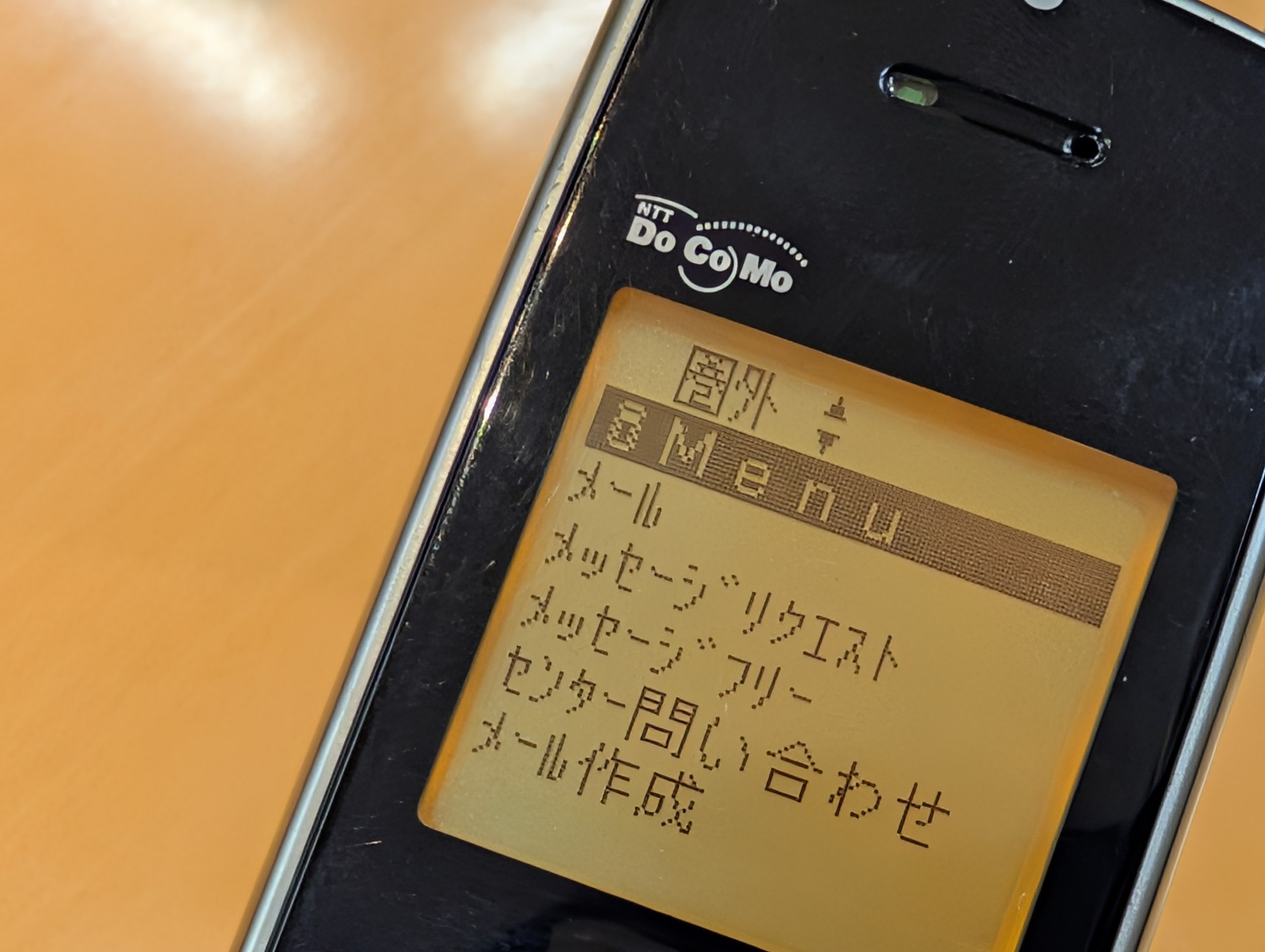 iモード第1号機の携帯電話である「F501i HYPER」（富士通製）