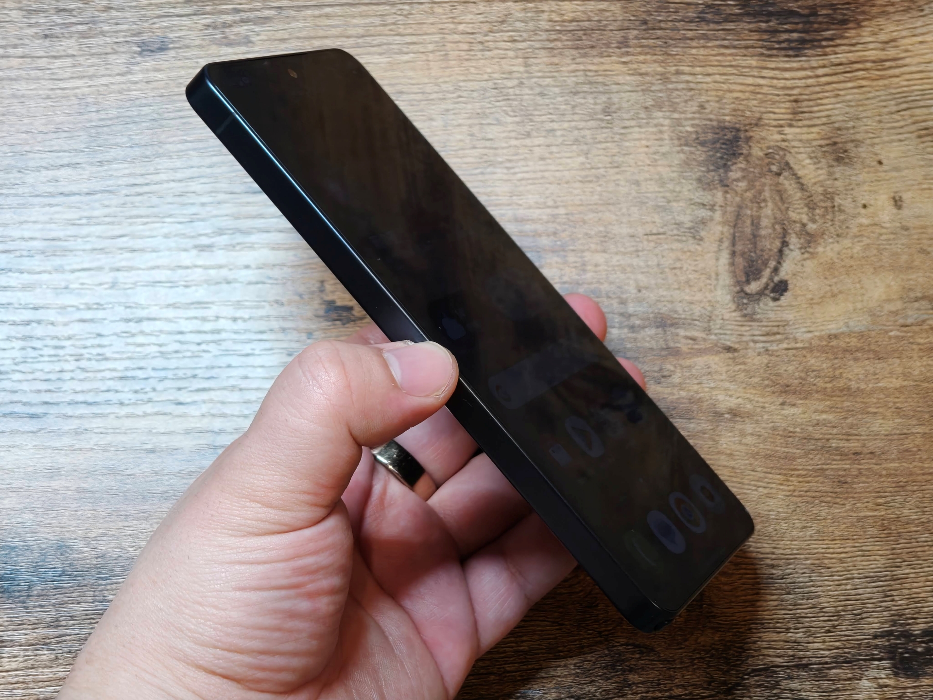 プライバシーディスプレイオンで斜めからのぞき込むと、画面が暗く見える