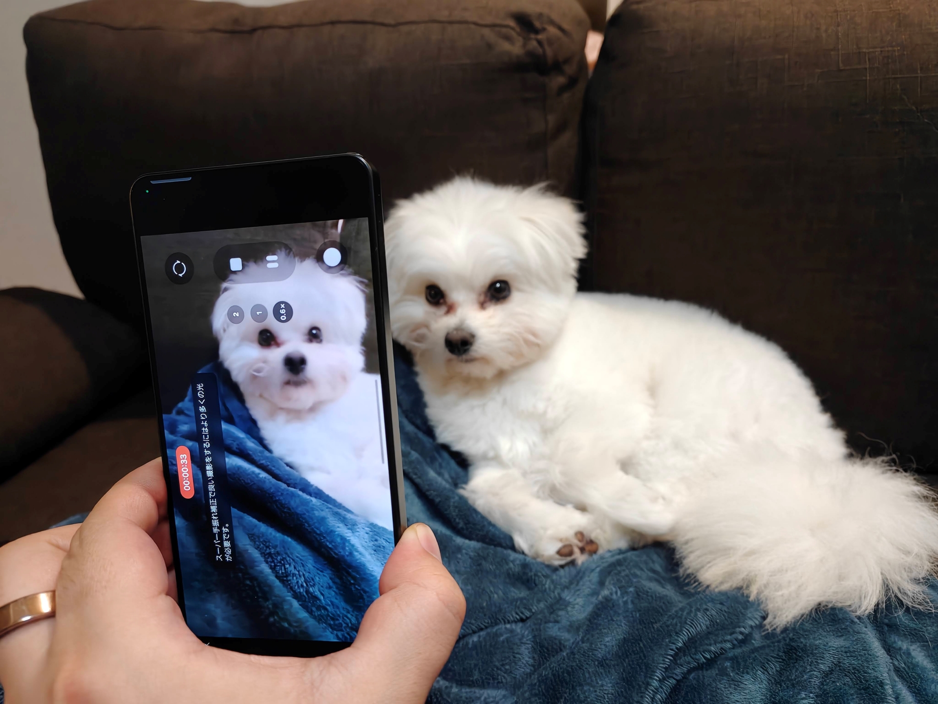 横向きで動画撮影をスタートし、端末を倒しても水平が維持される