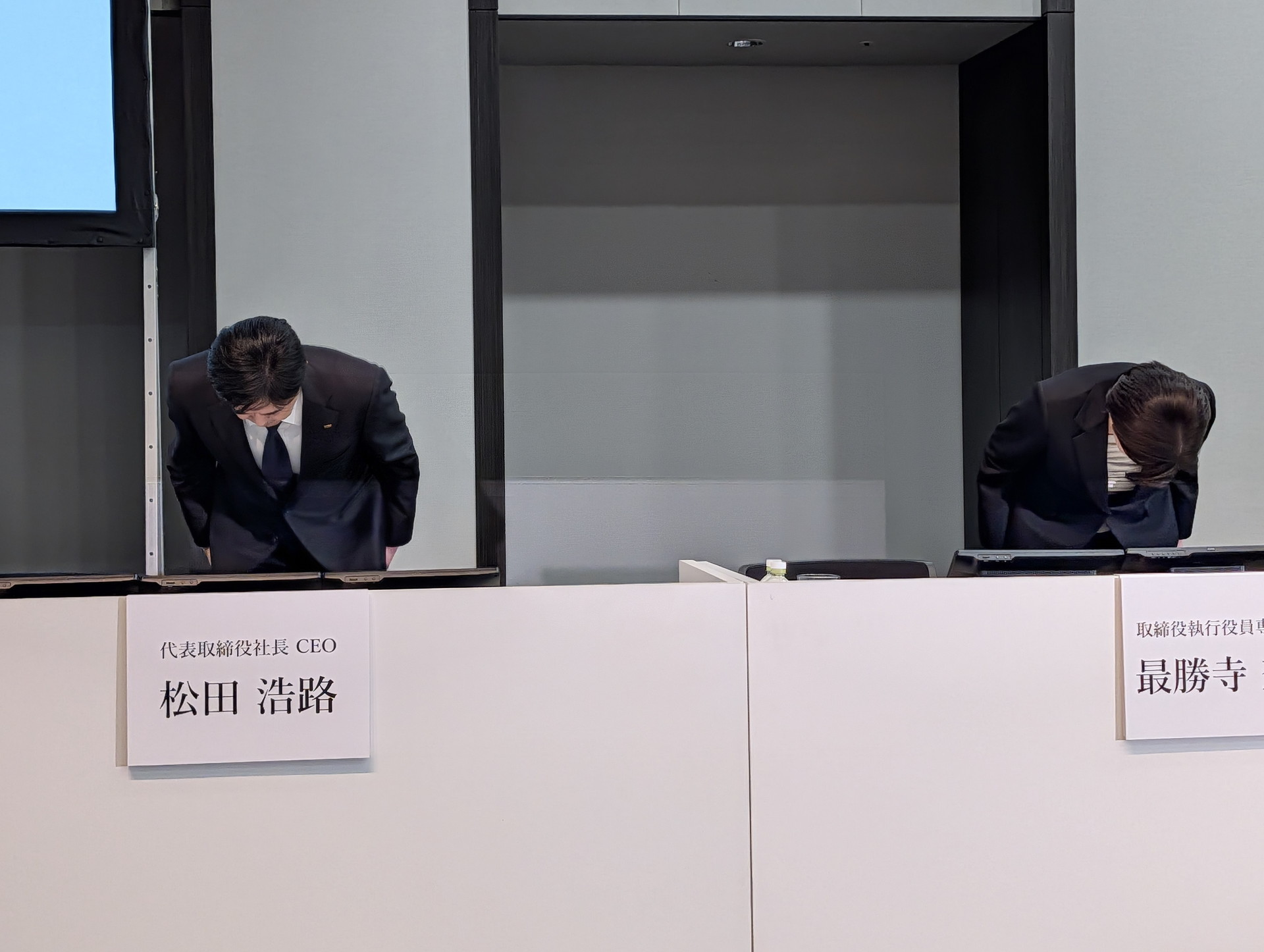 左＝KDDIの松田浩路社長。右＝KDDIの最勝寺奈苗CFO