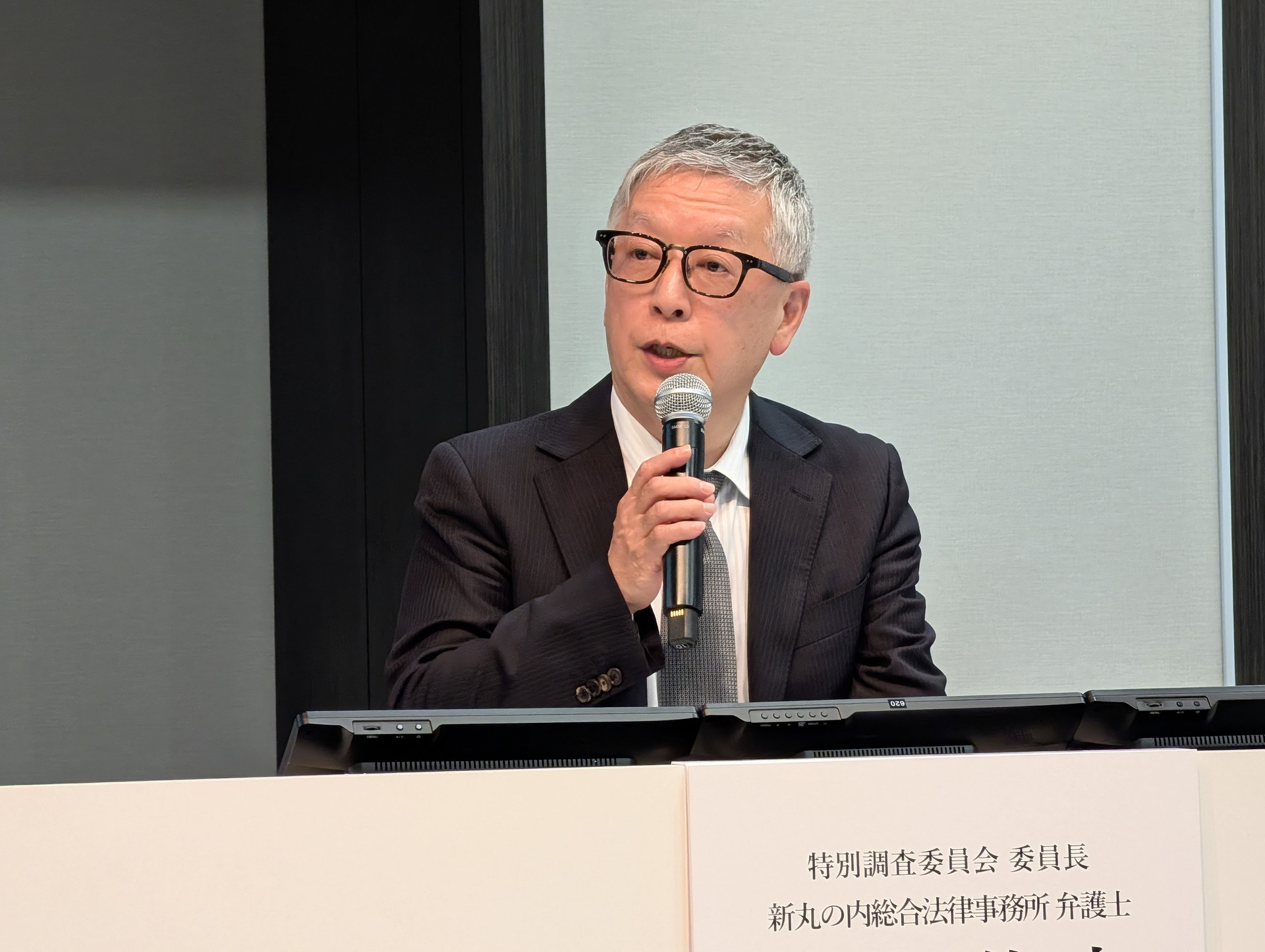 右は特別調査委員会の名取俊也弁護士