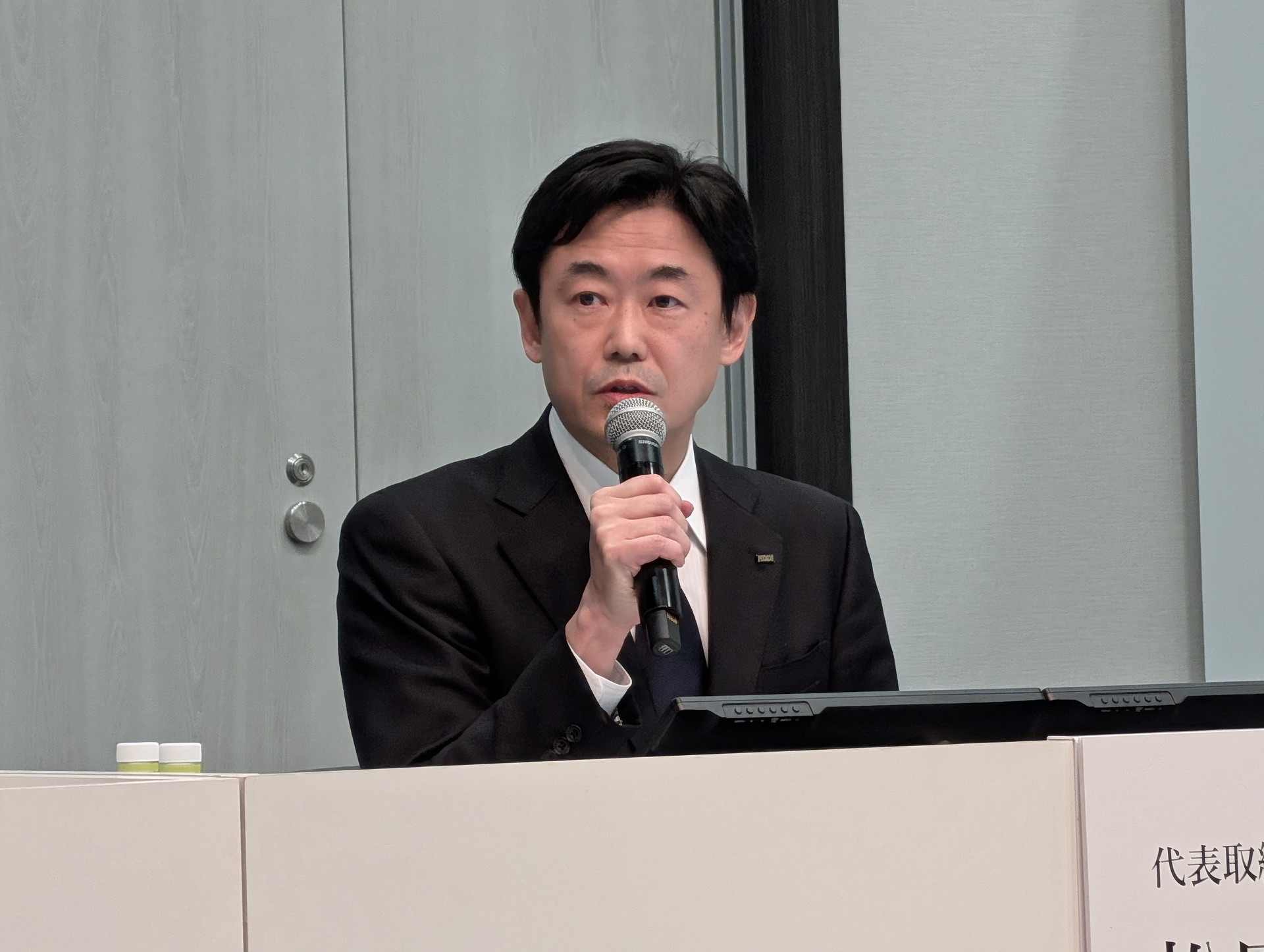 右は特別調査委員会の名取俊也弁護士
