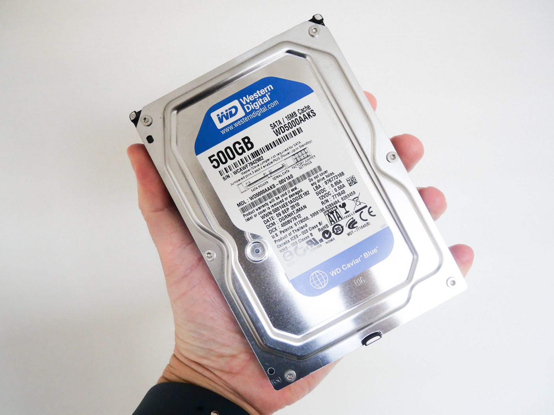 以前使用していた500GBの3.5インチハードディスク。同じものが2台あるのだが、今となっては容量が小さいだけでなく、2010年製と非常に古いのでさすがに処分した方が良い