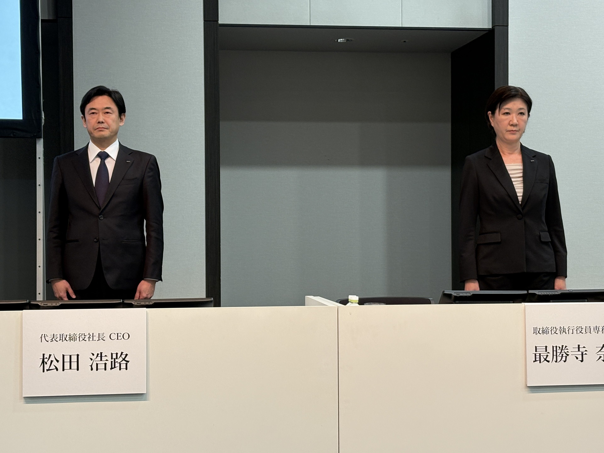 左＝KDDIの松田浩路社長。右＝KDDIの最勝寺奈苗CFO