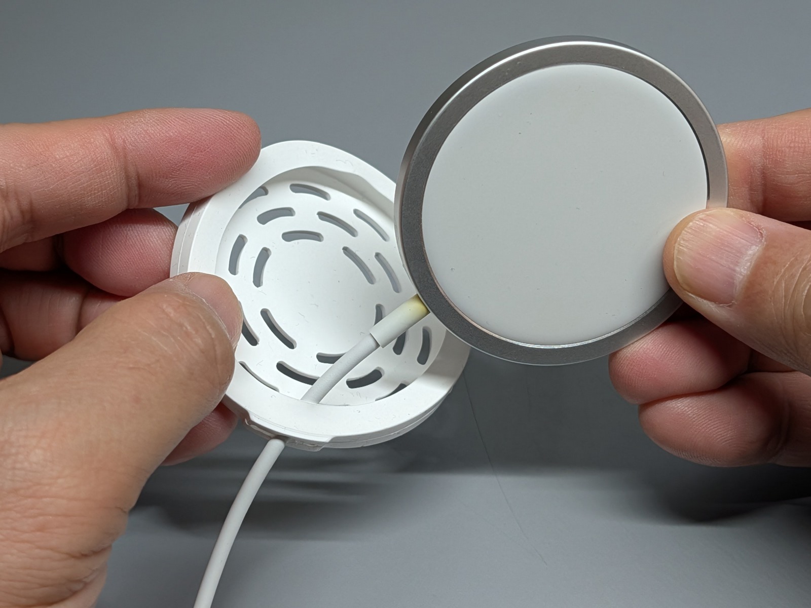 まずはMagSafe充電器にシリコンカバーをはめる