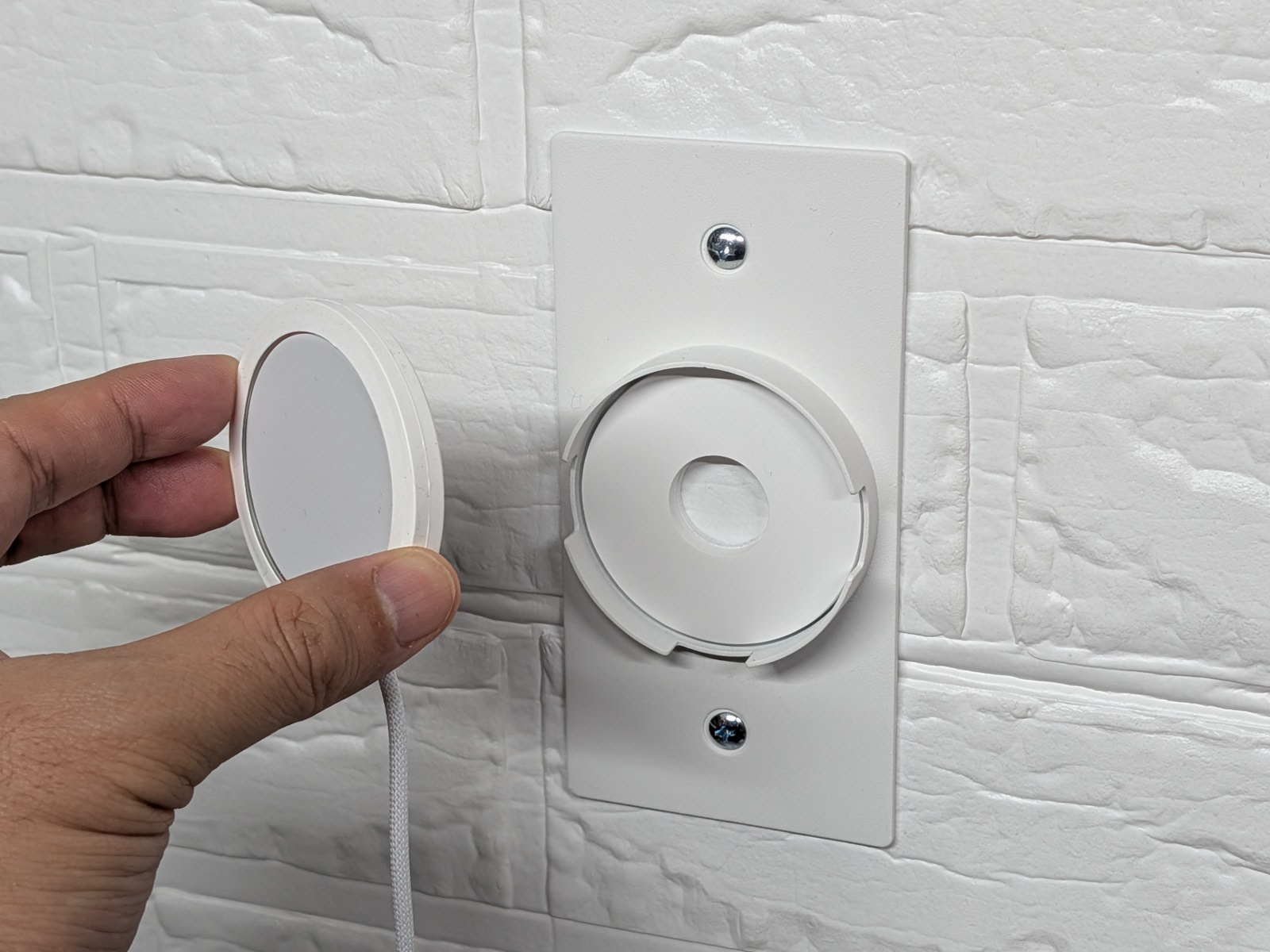 壁面にネジ止めしたウォールマウント本体にはめ込む。跡をつけたくなければネジではなく付属のピンで留める方法もある