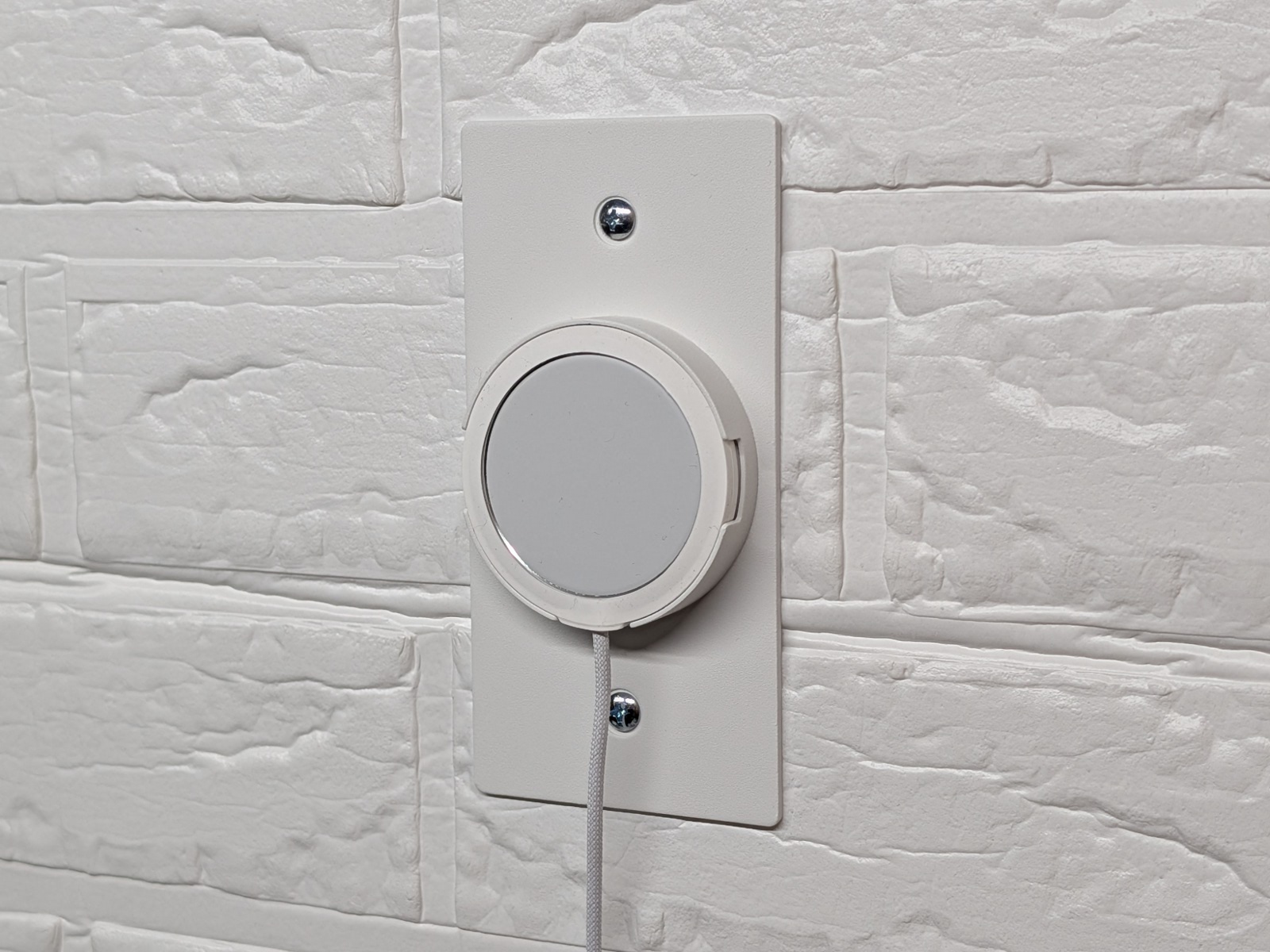 装着完了。今回はiPhone 17 Pro Max/iPhone 13 miniで試したが問題なく吸着できた