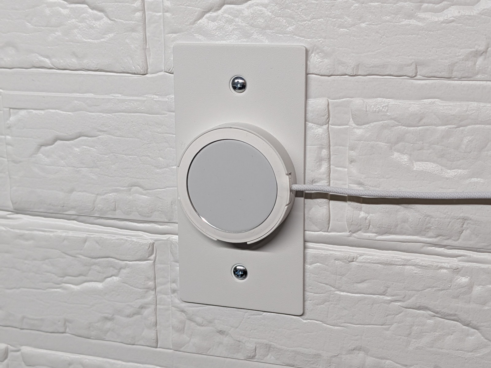 ケーブルは横方向に逃がすこともできる