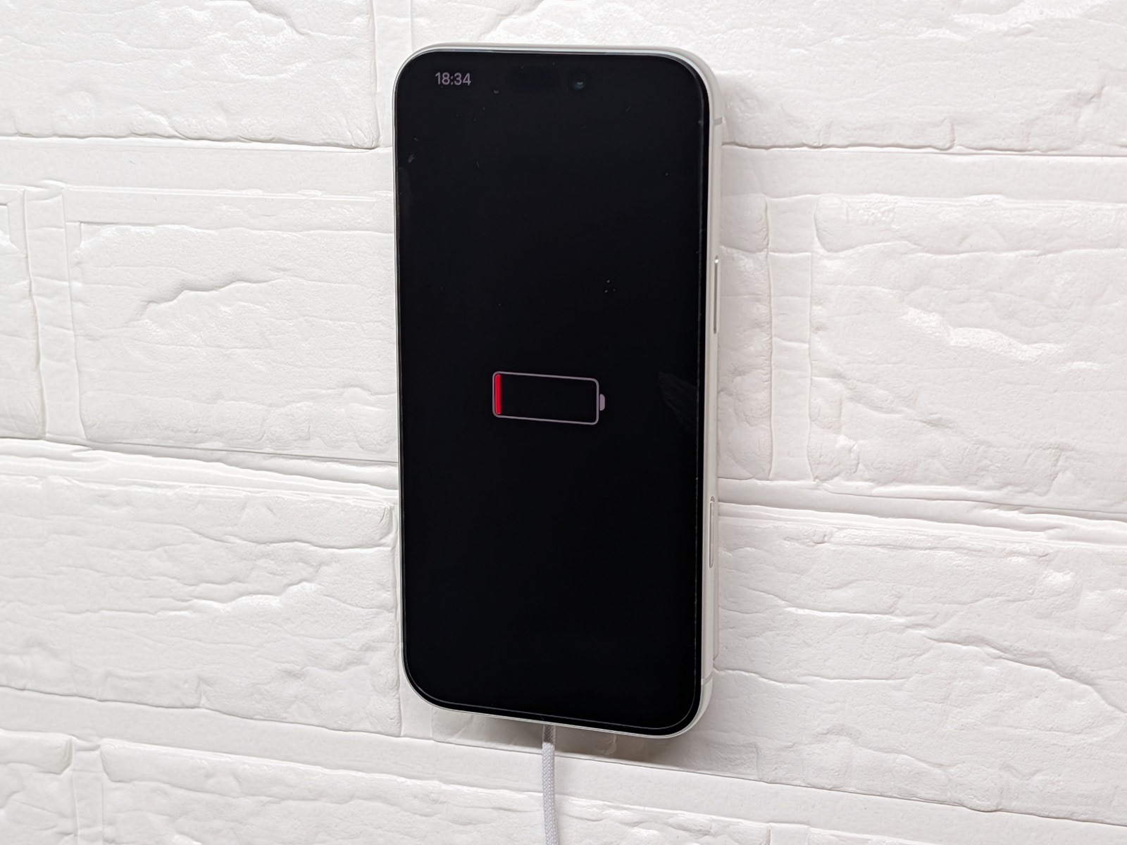 iPhoneを取り付けた状態。デスク上に設置するのに比べて置き場所を節約できる