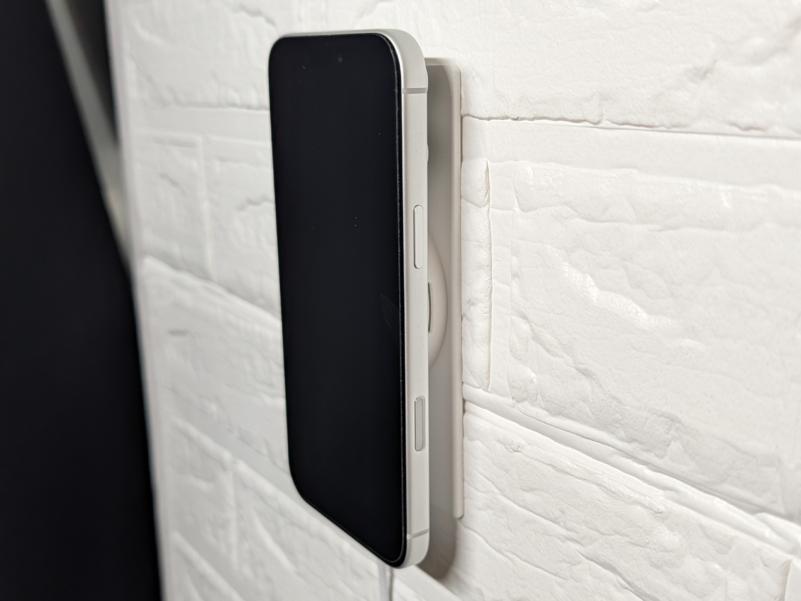 斜め横方向から見たところ。壁面からは若干浮いた状態になる