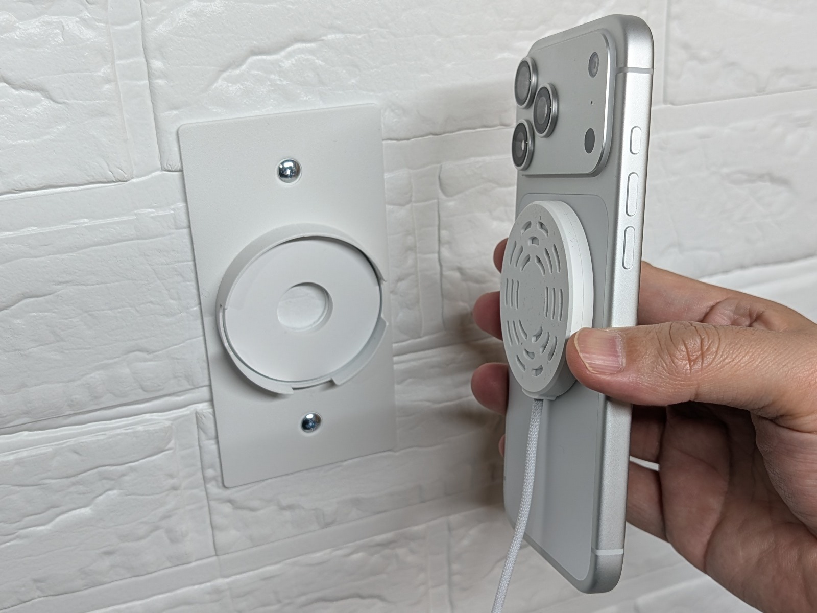 そのまま正面に引っ張るとMagSafe充電器ごと分離するがこれは仕様