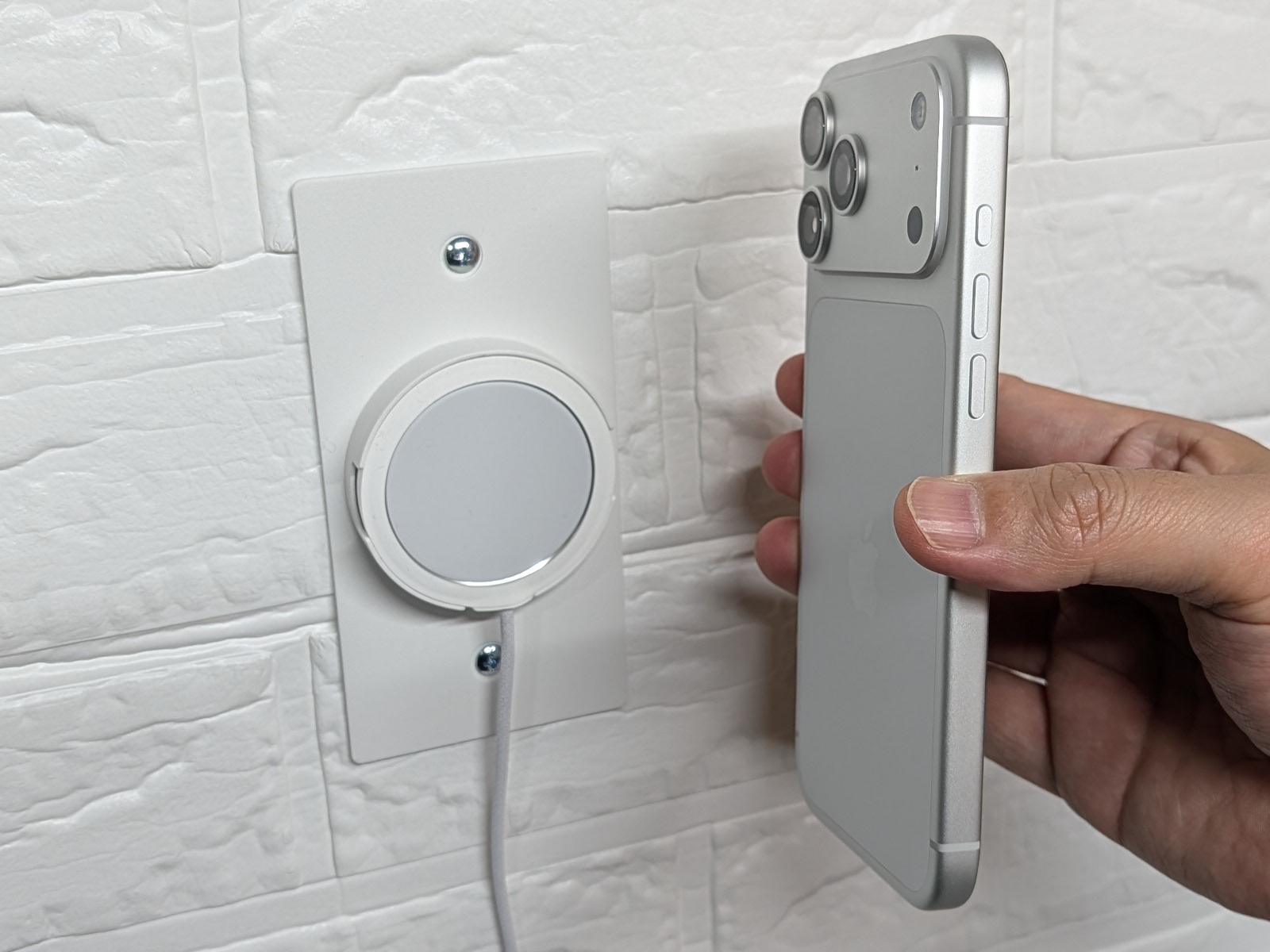 横方向にスライドさせれば充電器を残してiPhoneだけを取り外せる。こうした充電器の分離ギミックが不要ならばオプションのシールで固定するとよい