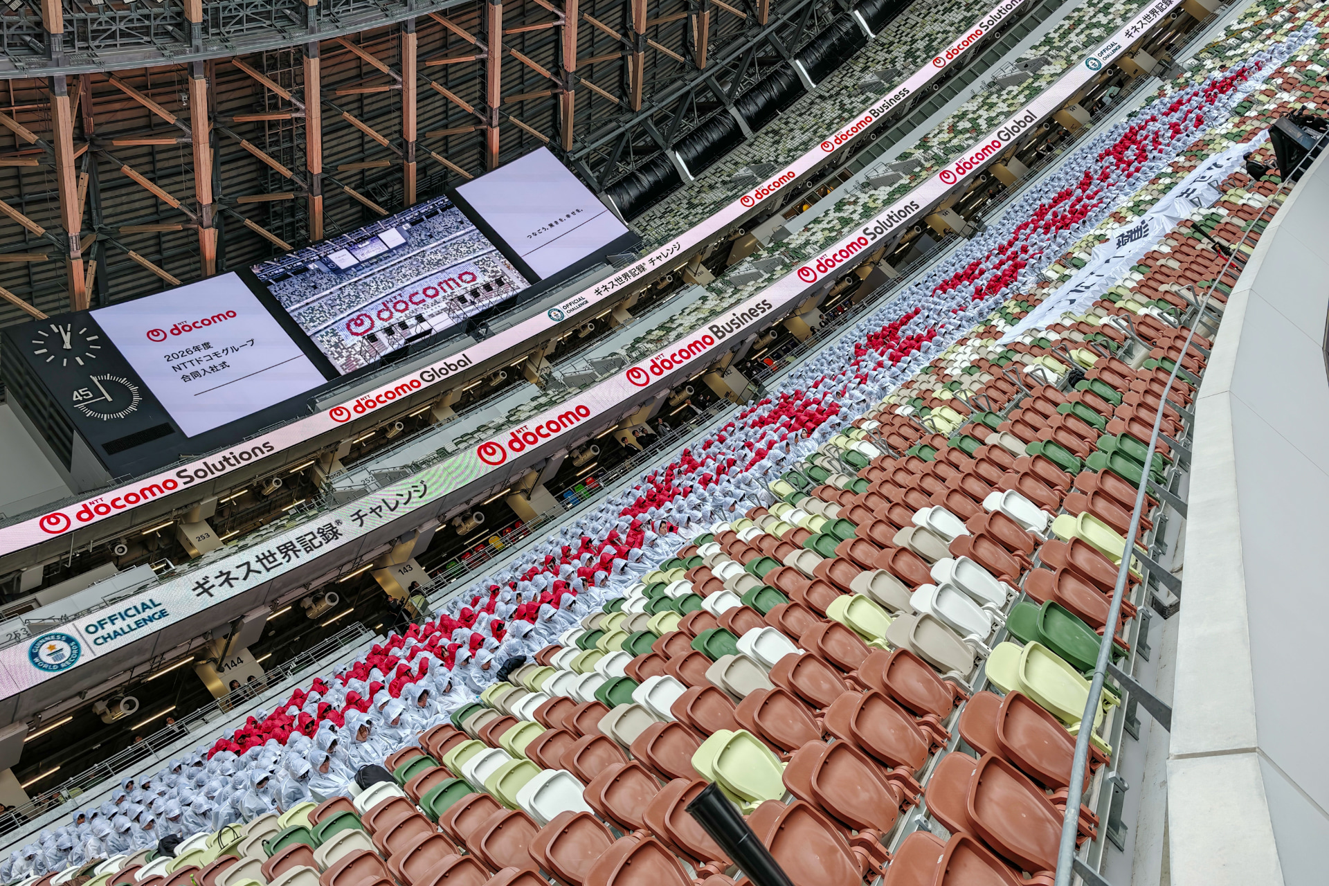 スペシャルゲストの掛け声で人文字を作成する新入社員