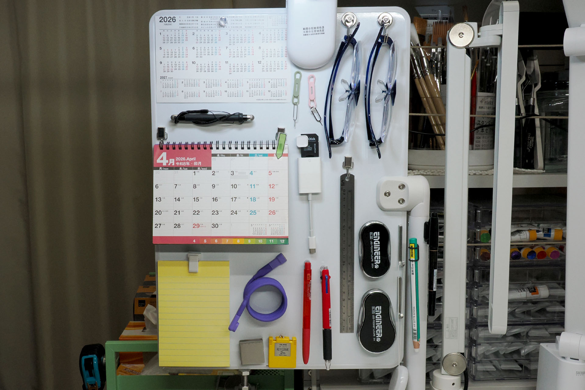 サンコー「360度自由自在クランプ式ホワイトボード」を「小」サイズから「大」サイズへとリプレイス。より多くの小物を「空中収納」できるようになった♪