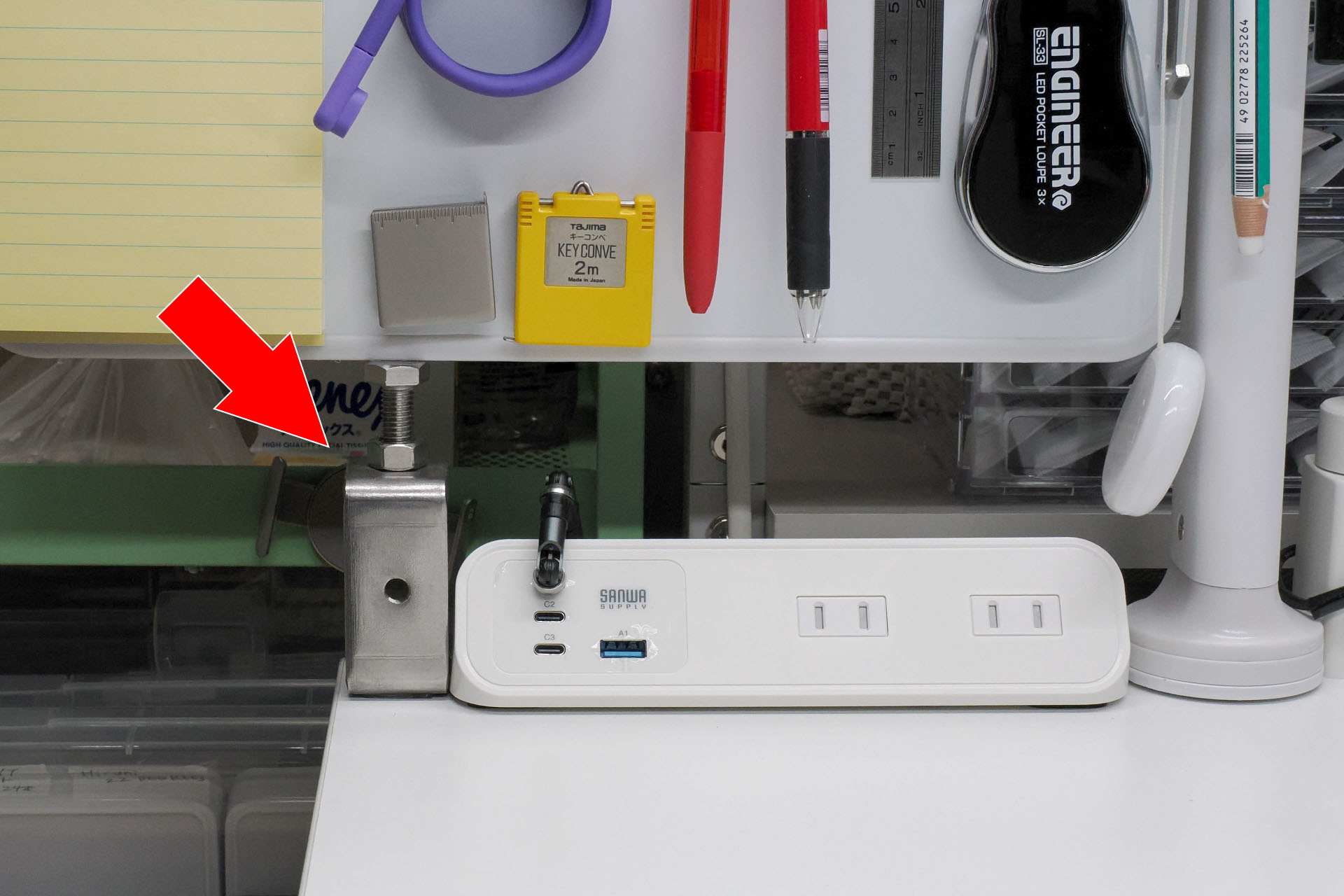 さすがにこれだけモノを吸着させると「クランプ1カ所固定のホワイトボード」だと傾いてしまう。ので、傾き防止のために小さなクランプを支えとして使っている。