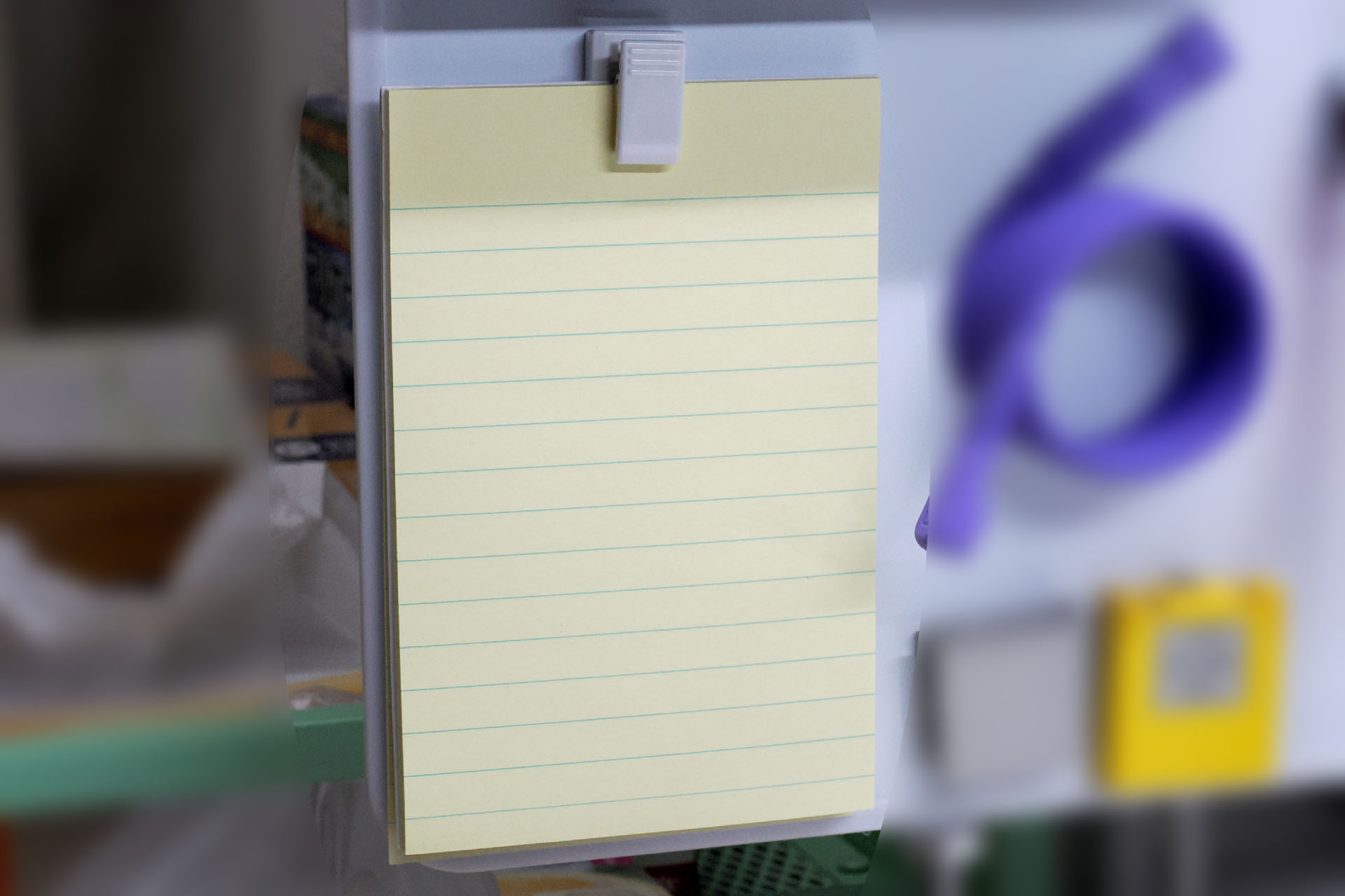 メモの類も「空中収納」。机上に置いておいたほうが「すぐ使える」のだが、メモを取ることがあまり多くない俺なので、「すぐ使える」より「ワンアクション必要だが机上スペースを占有しない」という利便を取って「空中収納」している。