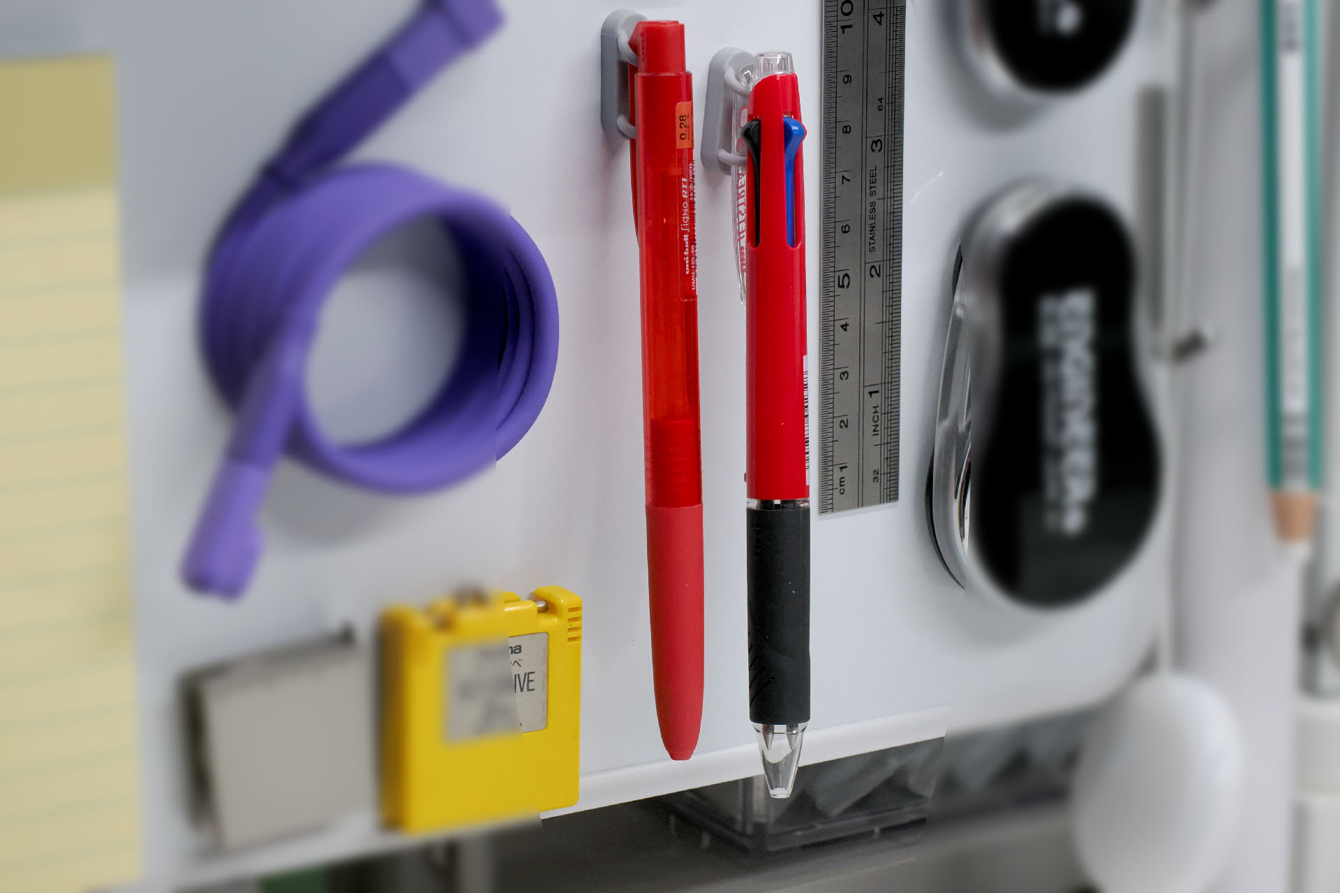 カレンダーやメモへの書き込みにはペンが必要。ペン類にはマグネットのグッズを追加して「空中収納」している。ペン立てが不要になって超スッキリ！　そしてペンを手に取りやすくて便利♪