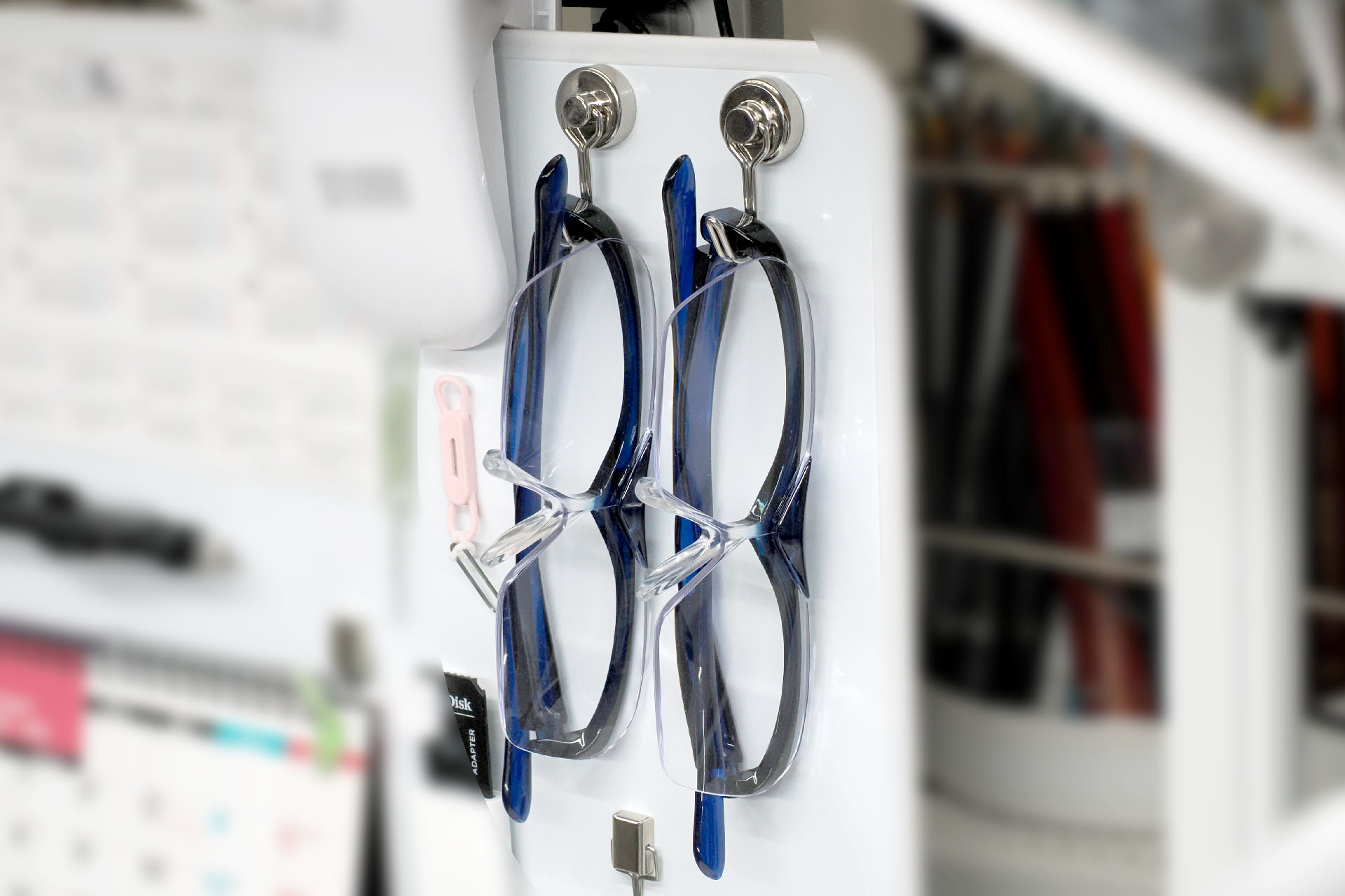 メガネ型ルーペも「空中収納」している。使えば非常に便利なメガネ型ルーペだが、ケースに入れてしまっちゃうと「出すと面倒だから普通のルーペでいいや」となってツールの持ち腐れになりがち。「空中収納」するとすぐに使えてツールの価値をしっかり発揮させられる。