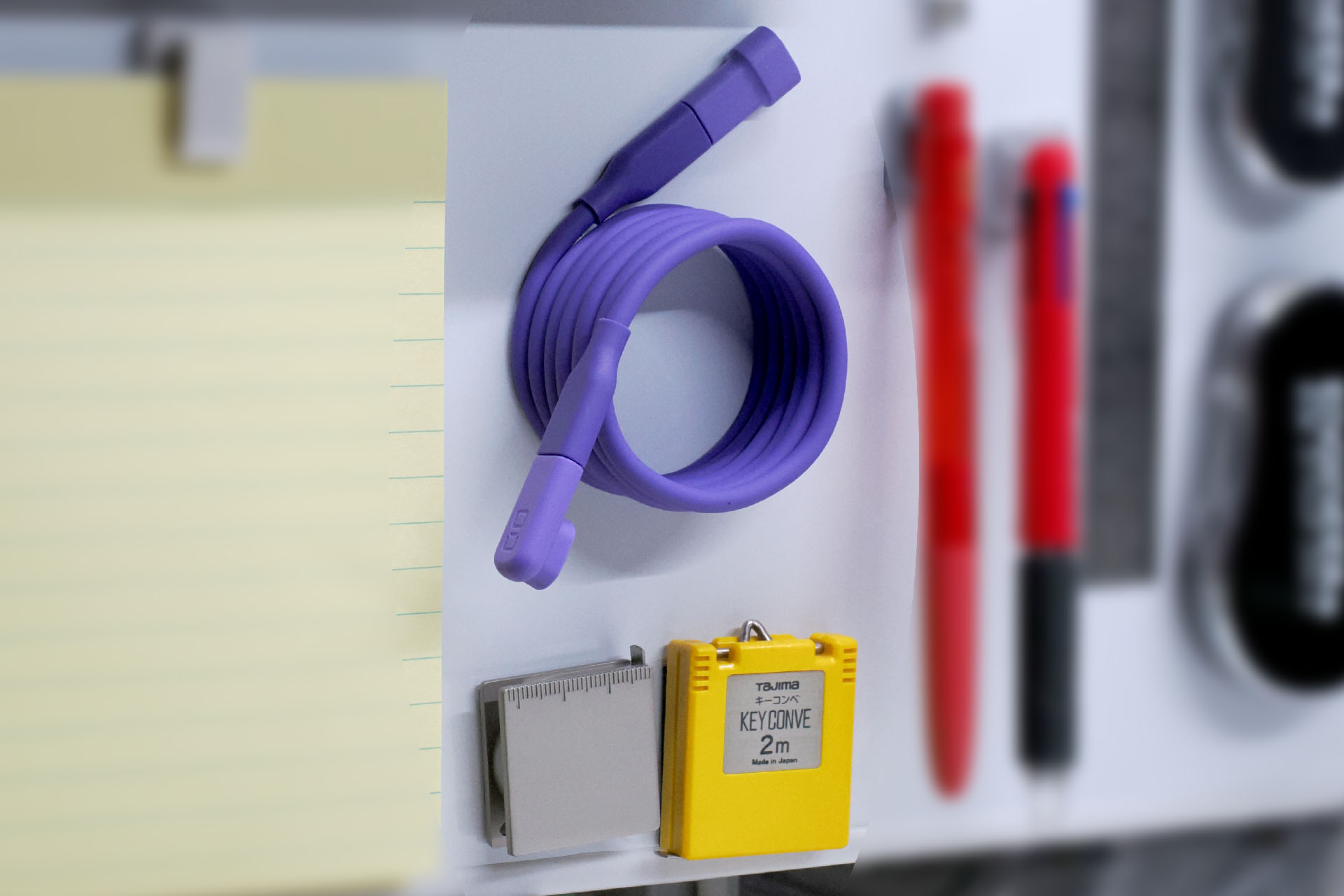 仕事柄、ケーブルや巻き尺の類は多用する。こういう小物も「空中収納」にすると必要時に即座に使えて効率的。面倒くさがらずに使えるので気分もイイ。