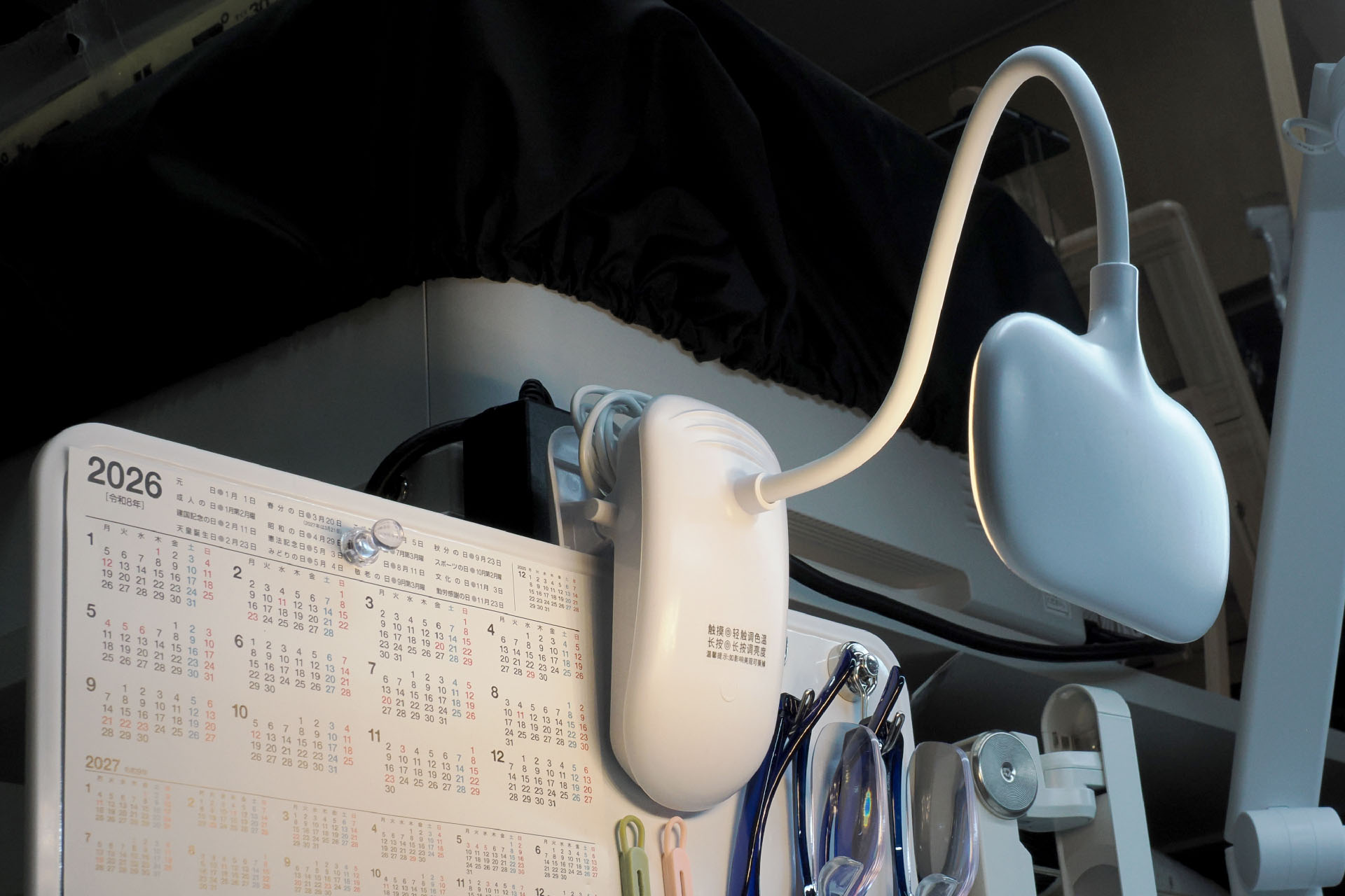 小型のLEDライトもボードにクリップ止めしている。「空中収納」ではないのだが、カレンダーや付箋などを照らして内容を読みやすくするためだ。このボード、昼間は逆光となり、吸着させた紙などの文字が読みにくいので、LEDライトを使っている。