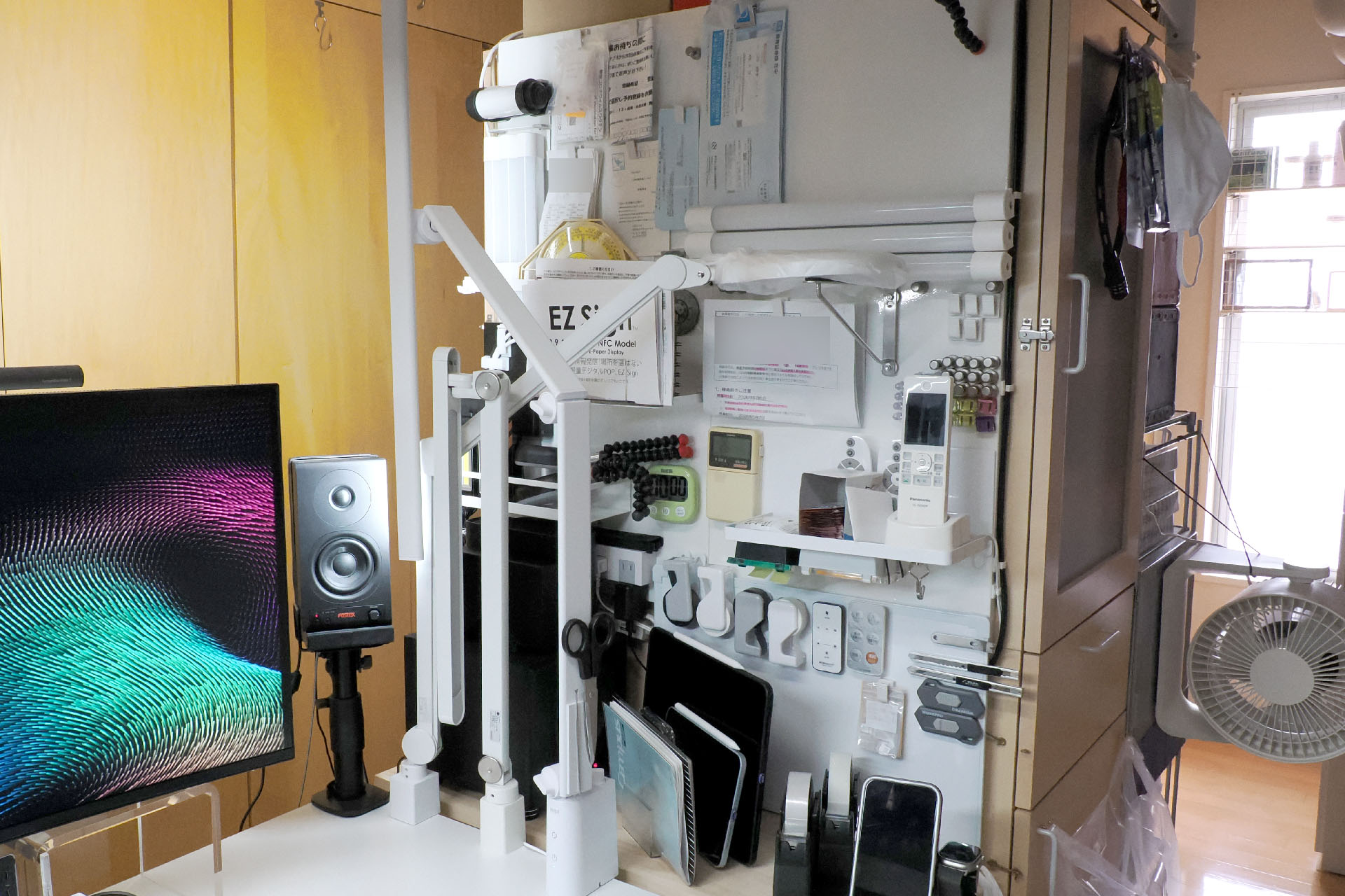 デスク右側にはスチールパネルと、そのスチールパネルにマグネットで固定したホワイトボードがある。いろいろ吸着し放題で「空中収納」しまくり。