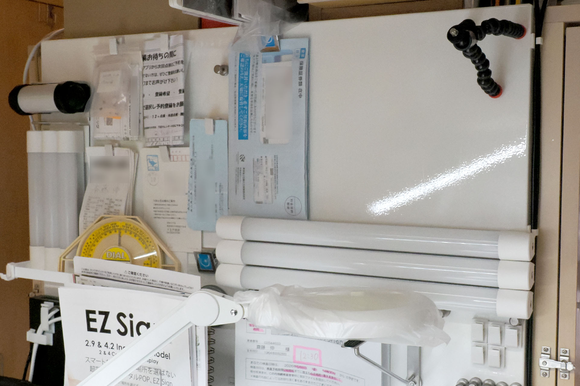 デスク右側上方のスチールパネルは、着座位置からやや遠いので、近々必要になりそうな書類あたりを吸着させている。また、たまに使うツールなども吸着。「空中収納」ですぐに手に取れるようにしている。