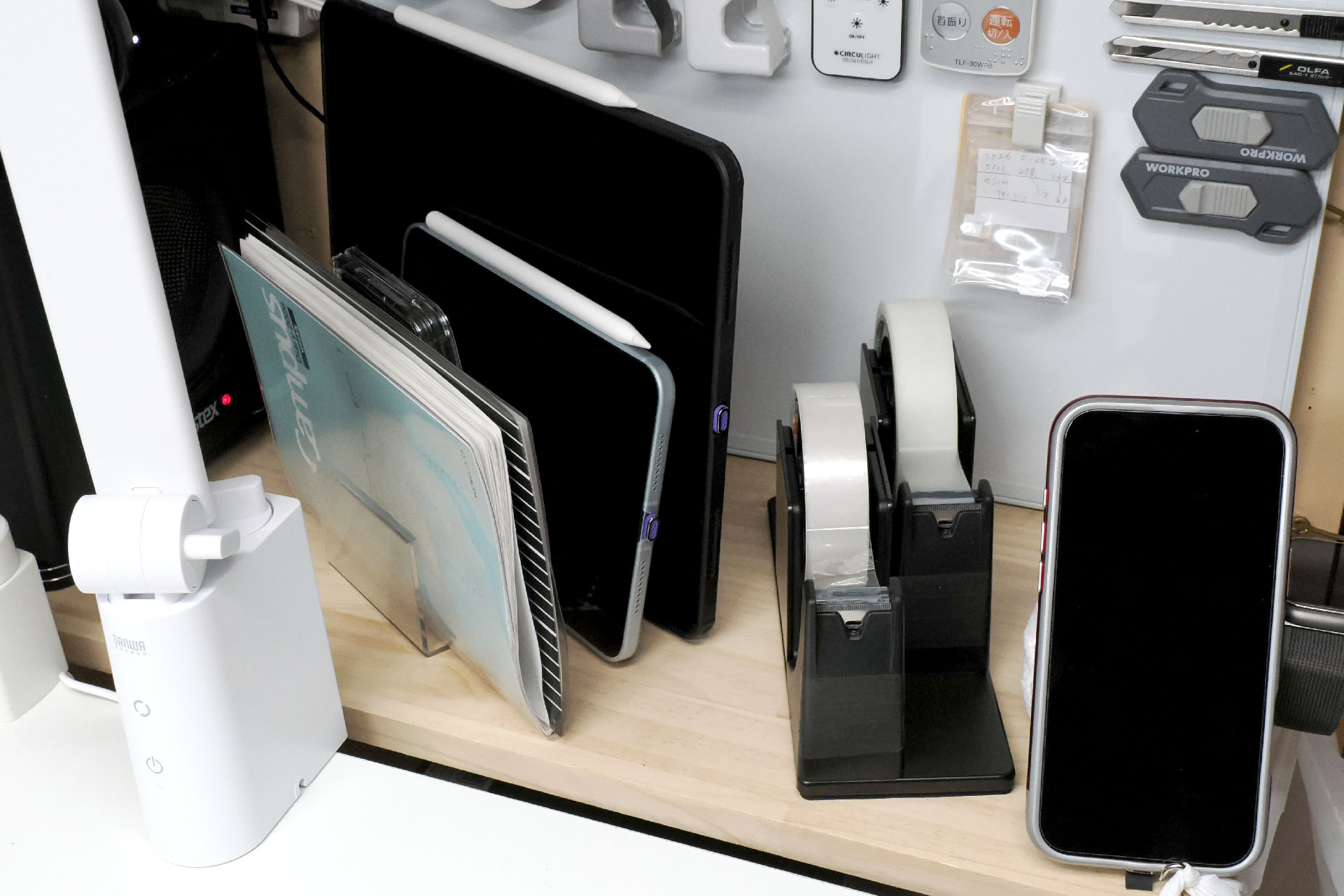 この位置にはペンスタンドがあったが、ペン類は「空中収納」したためにペンスタンドは撤去。ペンスタンド置き場がタブレット置き場になった。