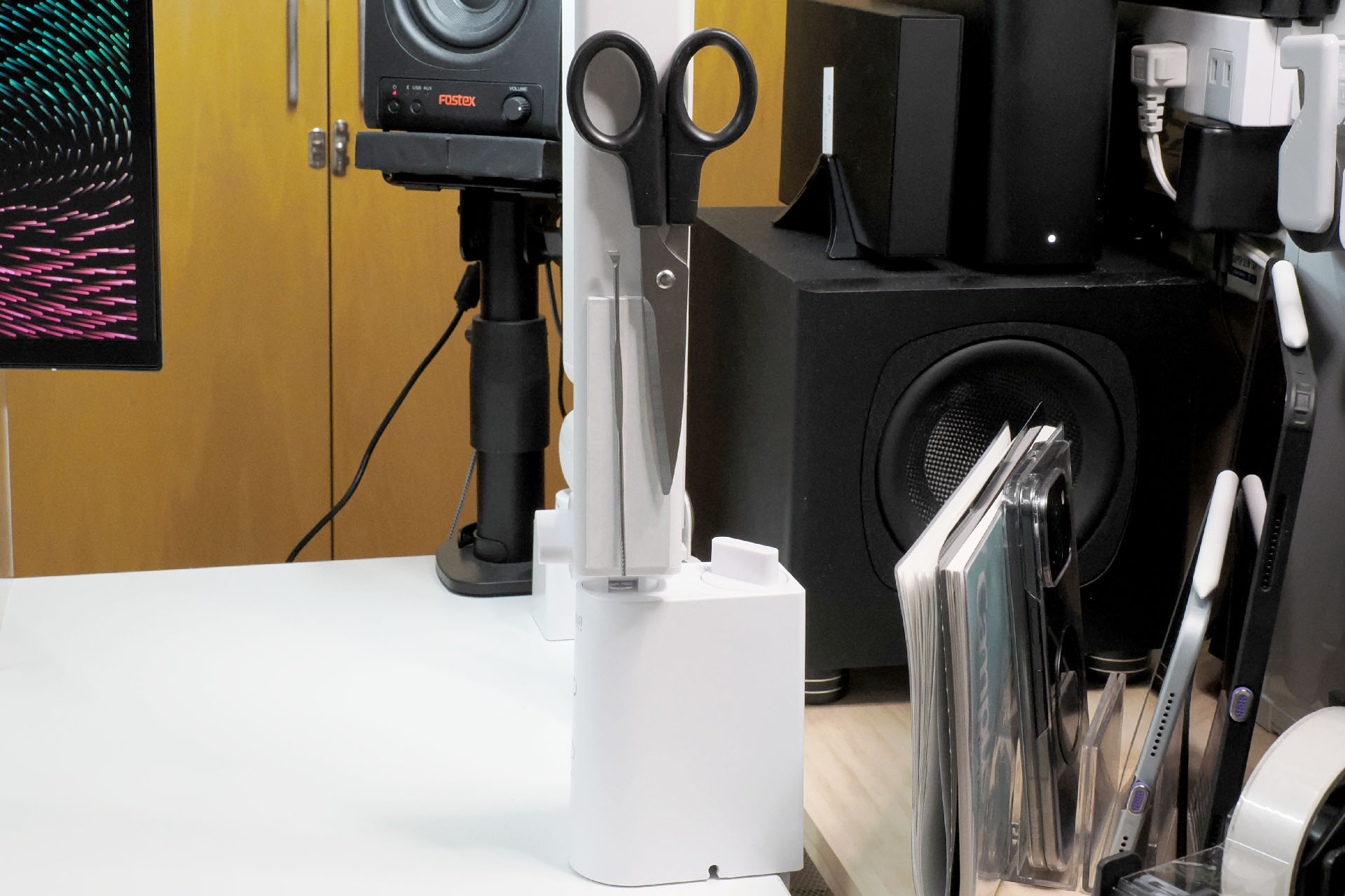 こちらはデスクライトのアーム部分にマグネットテープを貼り、そこにハサミなどの文具を吸着させて「空中収納」しているもの。多用するツールを手に取りやすい位置で「空中収納」するとヒッジョーに快適になる。