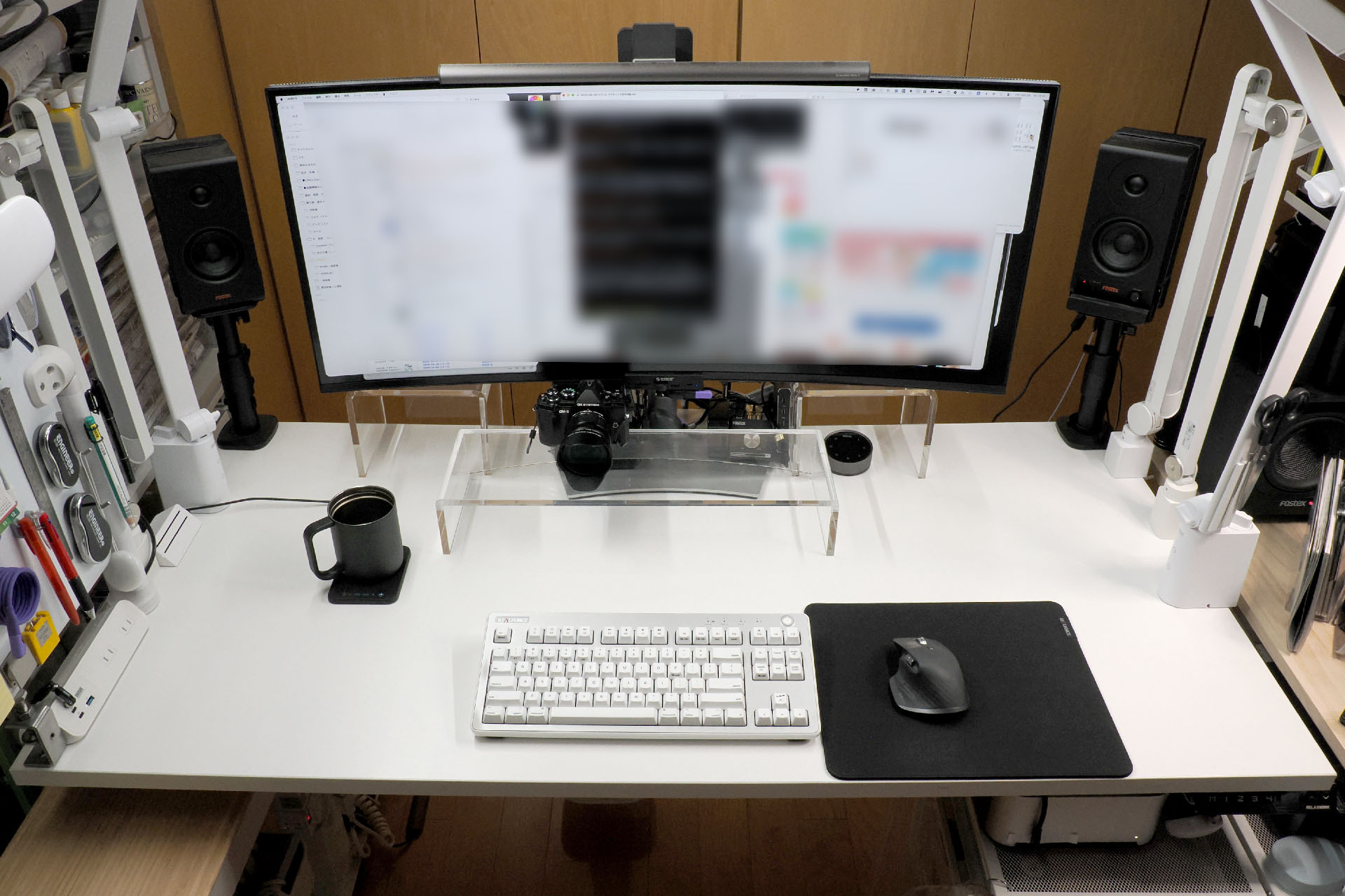 結果、デスク上がとてもスッキリした。小物をほとんど置いていない状態となった。