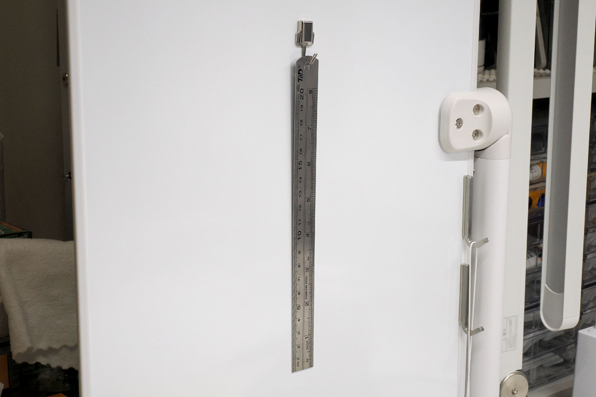 吊るための穴があるモノや、フックに引っかけられるモノなら、マグネット式のフックで「空中収納」できる。