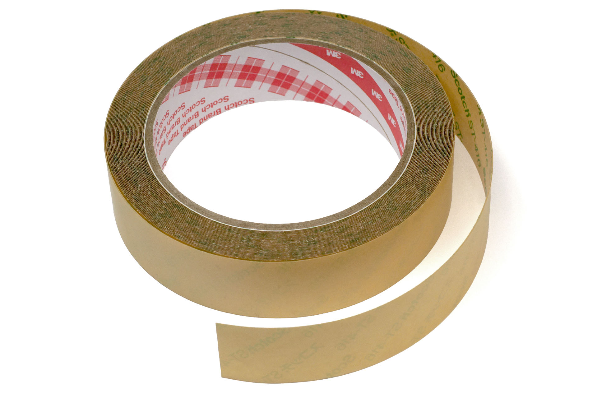 3M「落下抑制テープ 書棚用 GNシリーズ」はゴムっぽい感触のポリエステルテープで、テープの厚みは0.3mm。アクリル系粘着剤で対象にしっかり貼れる。マグネット式フックのマグネット面にコレを貼ると、驚くほどズレにくくなり、マグネットが吸着する瞬間のショックもかなり和らぐ。