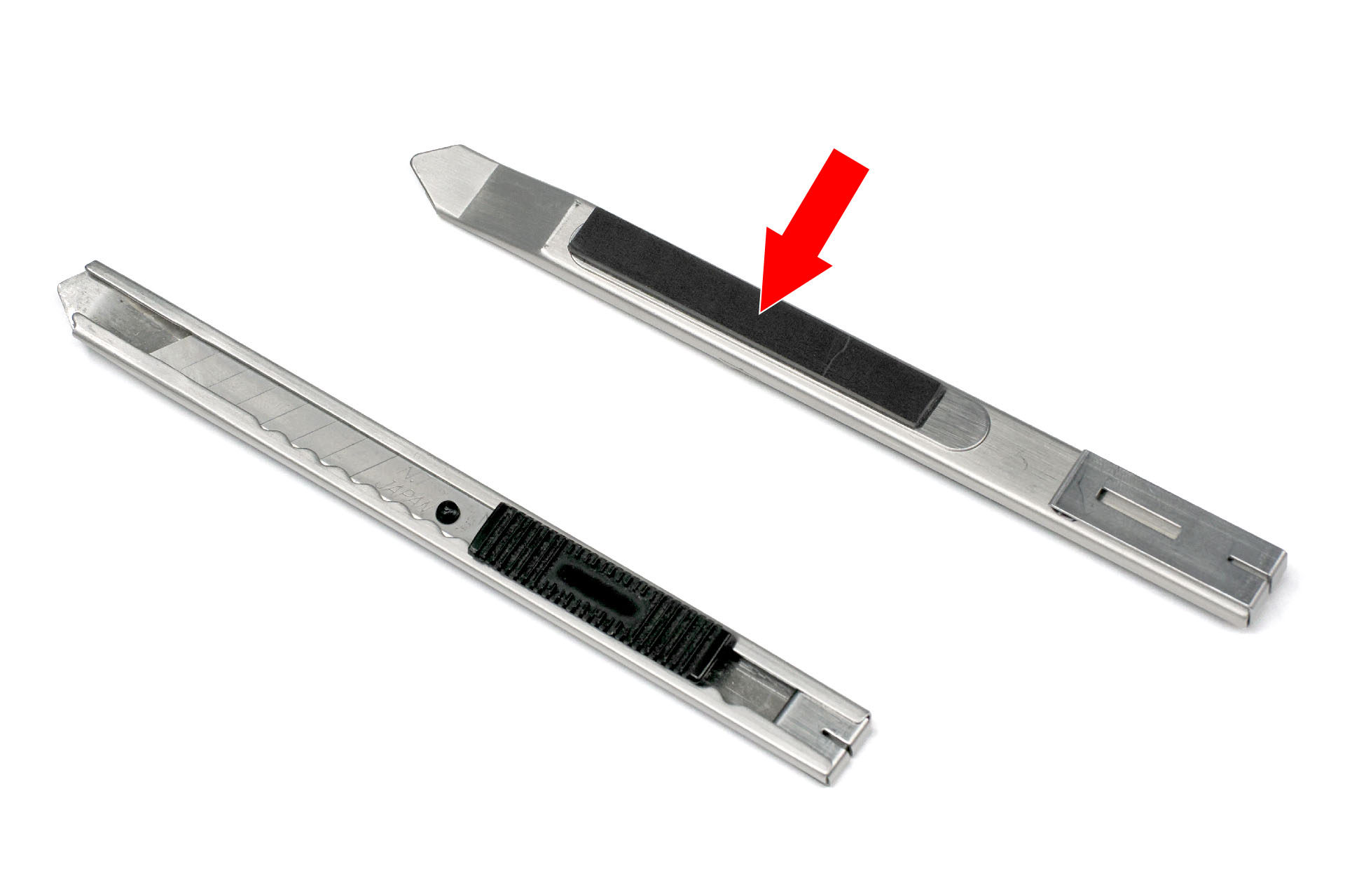 カッターナイフの裏側に薄い異方性マグネットシート（粘着剤付き）を貼った。これでホワイトボードなどに吸着する。なるべく広い面積にして貼ると、吸着力もズレにくさも増す。厚いシートを貼るとカッターの使い勝手が悪くなるので、薄いほうがいい。