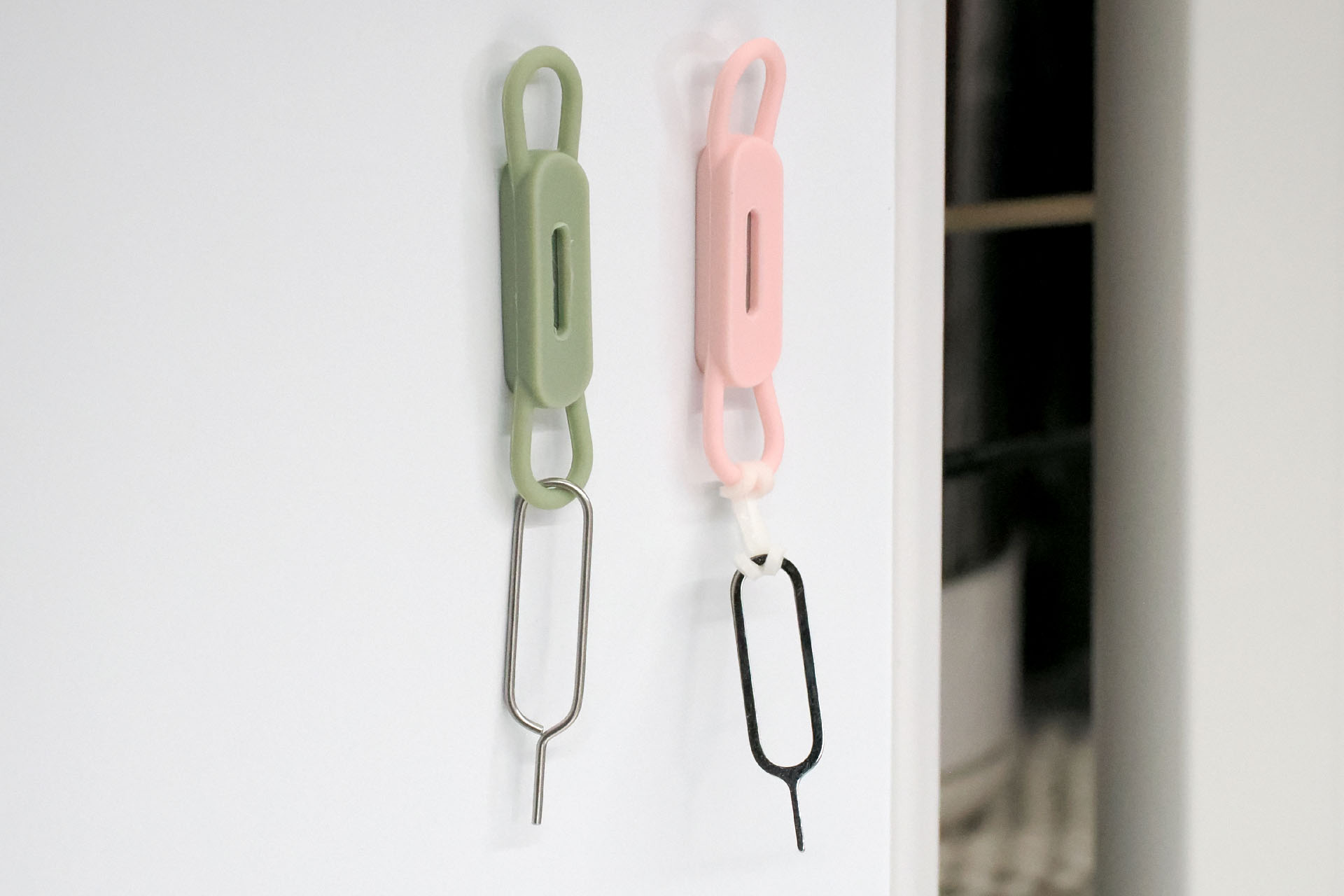 SIMピンによってはグッズへの装着に一工夫必要だが、「空中収納」することによりSIMピンをすぐ発見・使用できて便利。