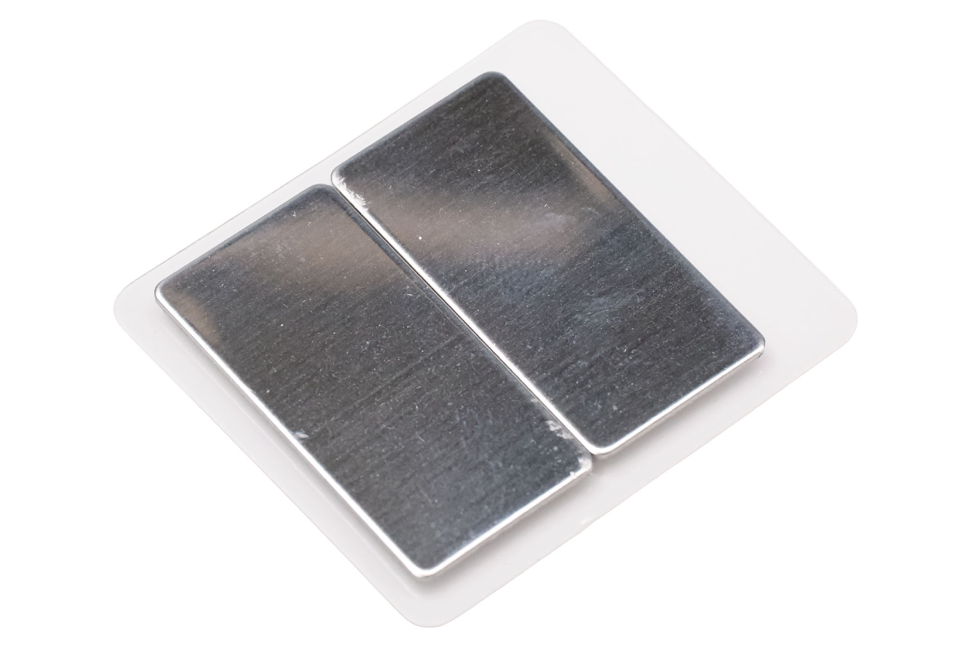 いろいろなスチールプレートが売られている。どれもだいたい「壁などにマグネットを吸着させる」という目的のためだ。