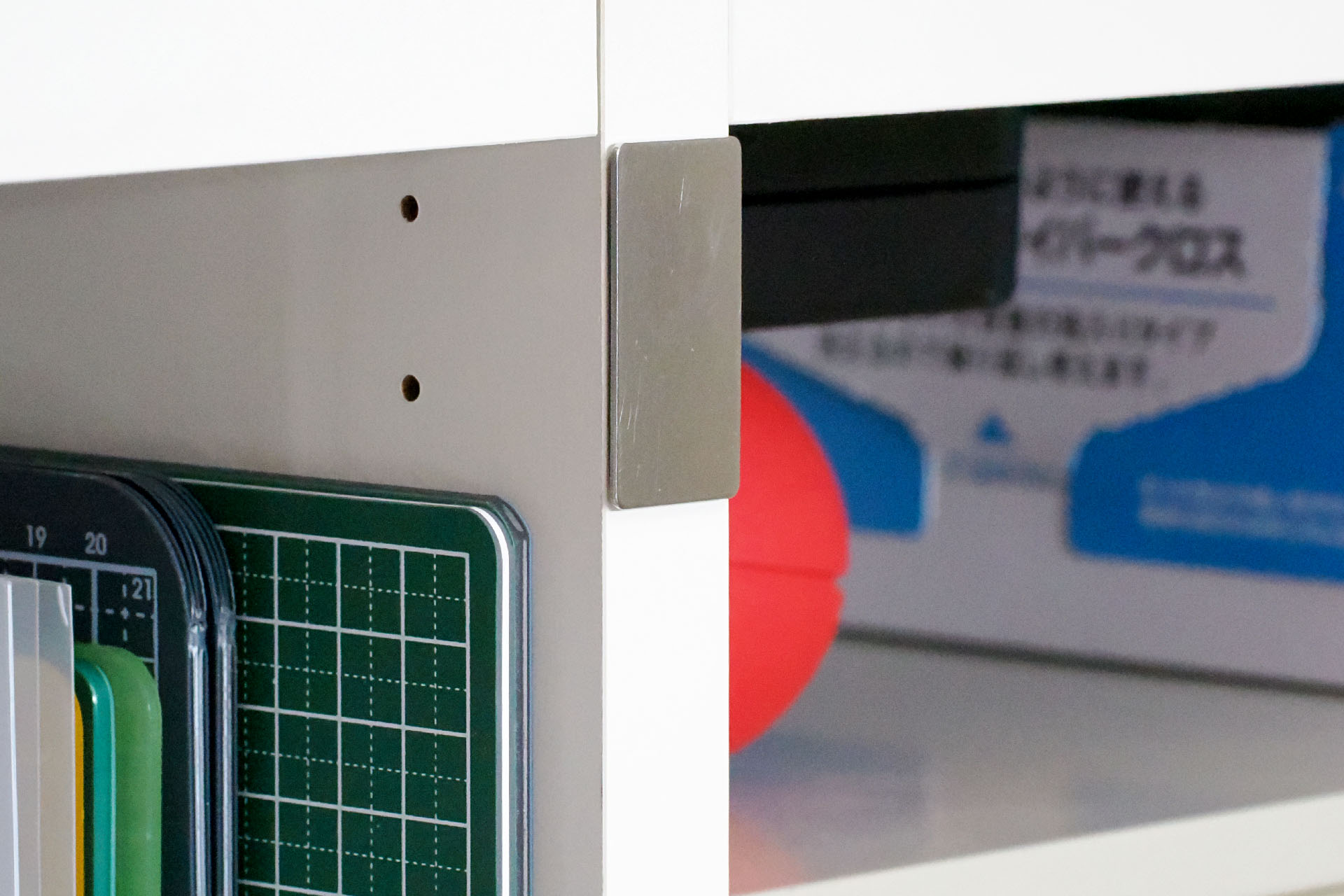 仕事場の棚にスチールプレートを貼った。