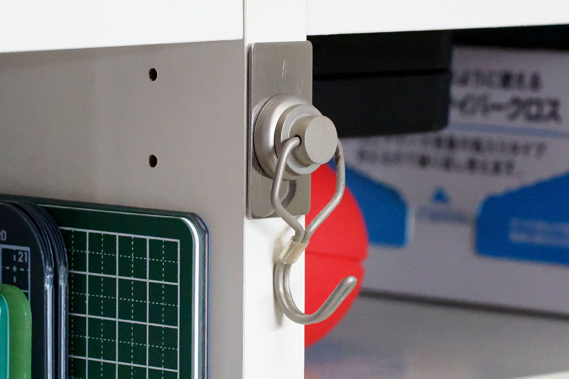 そこにマグネット式のフックを吸着させた。